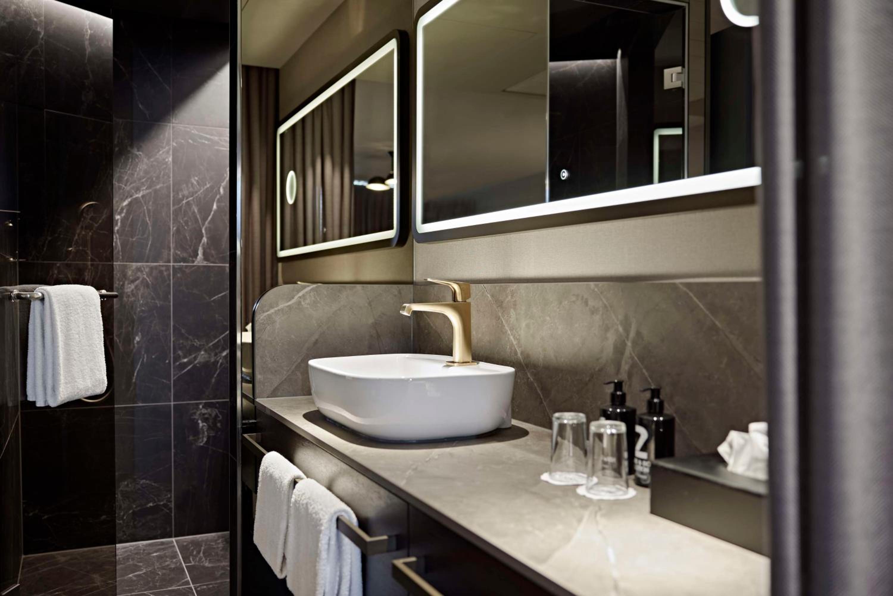 Premium King Room - Photo 4