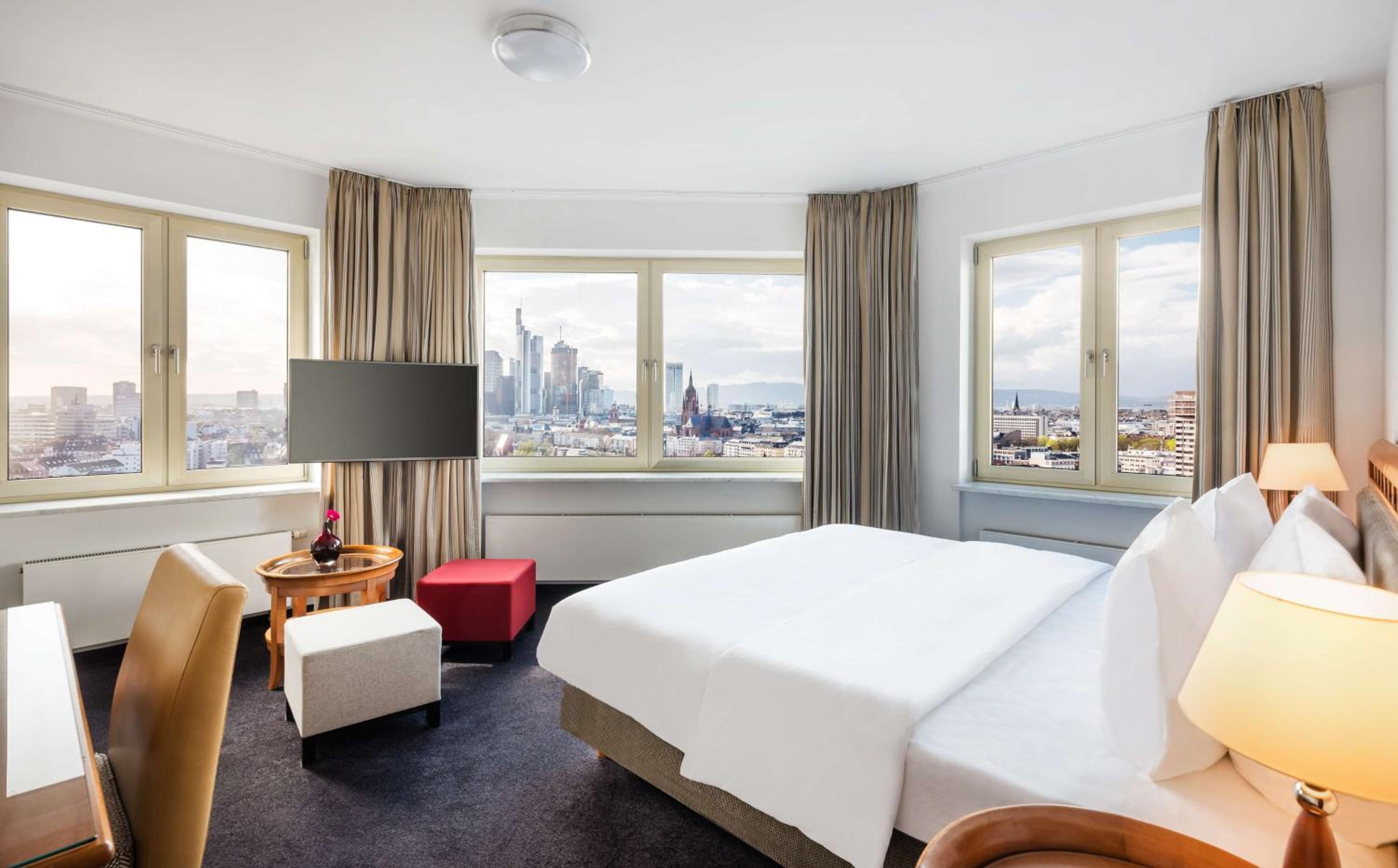 King Room With Kitchenette And Skyline View photo 1