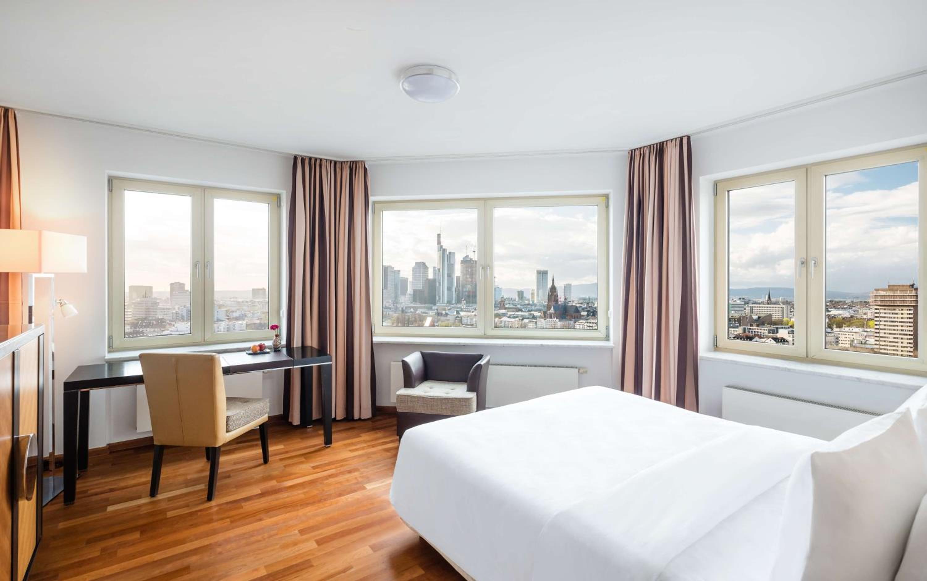 Queen Room With Skyline View photo 3