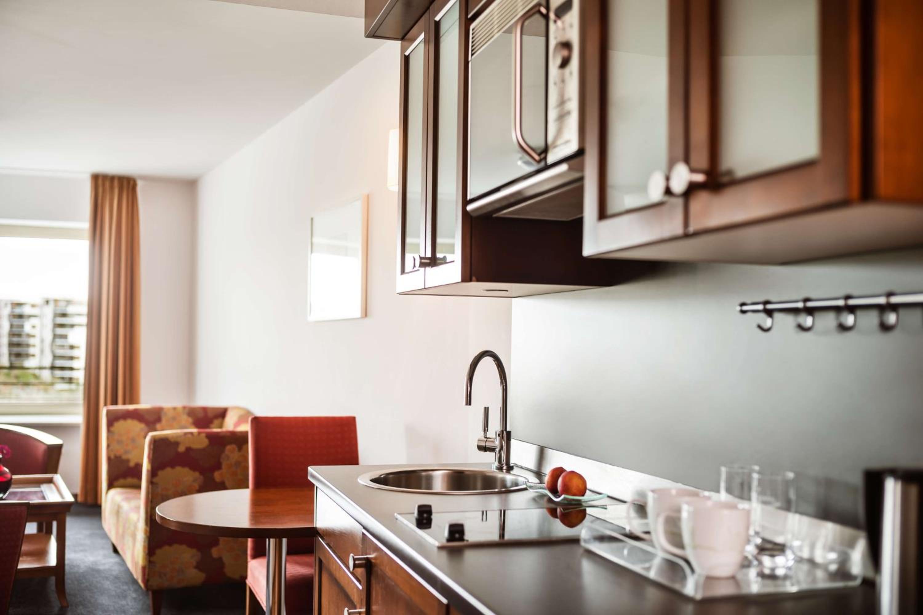 Deluxe King Room With Kitchenette photo 3