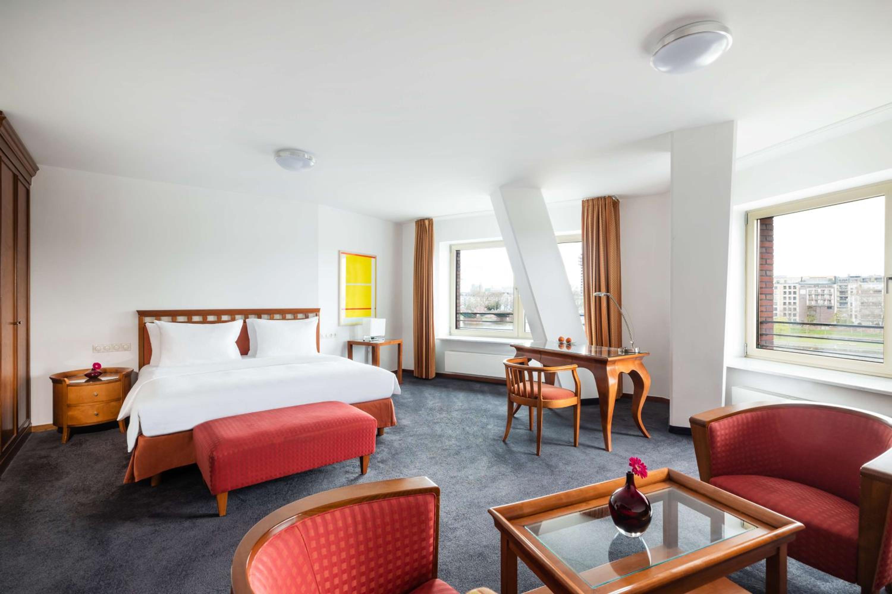 Deluxe King Room With Kitchenette photo 2
