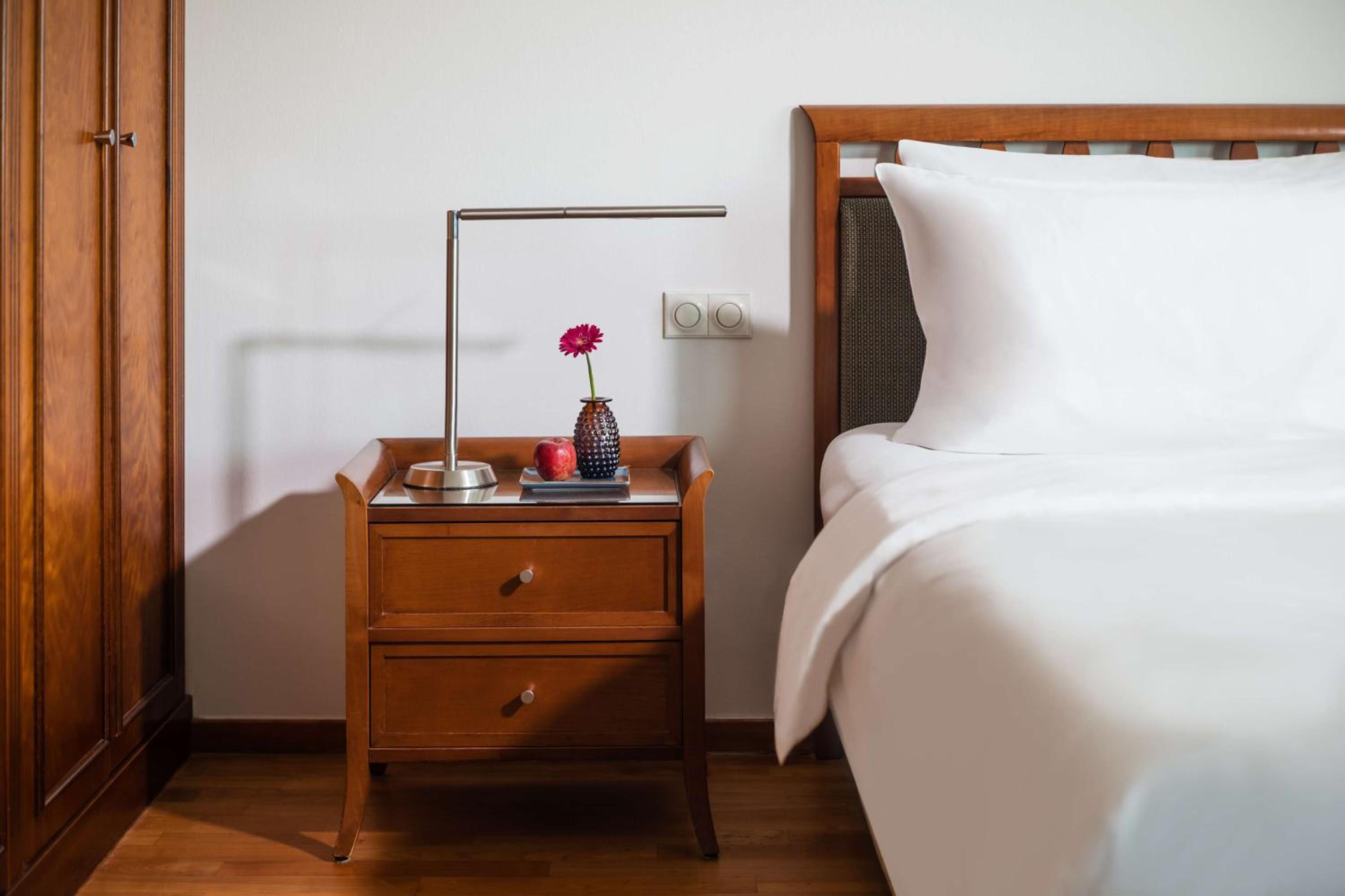Deluxe King Room With Skyline View photo 3
