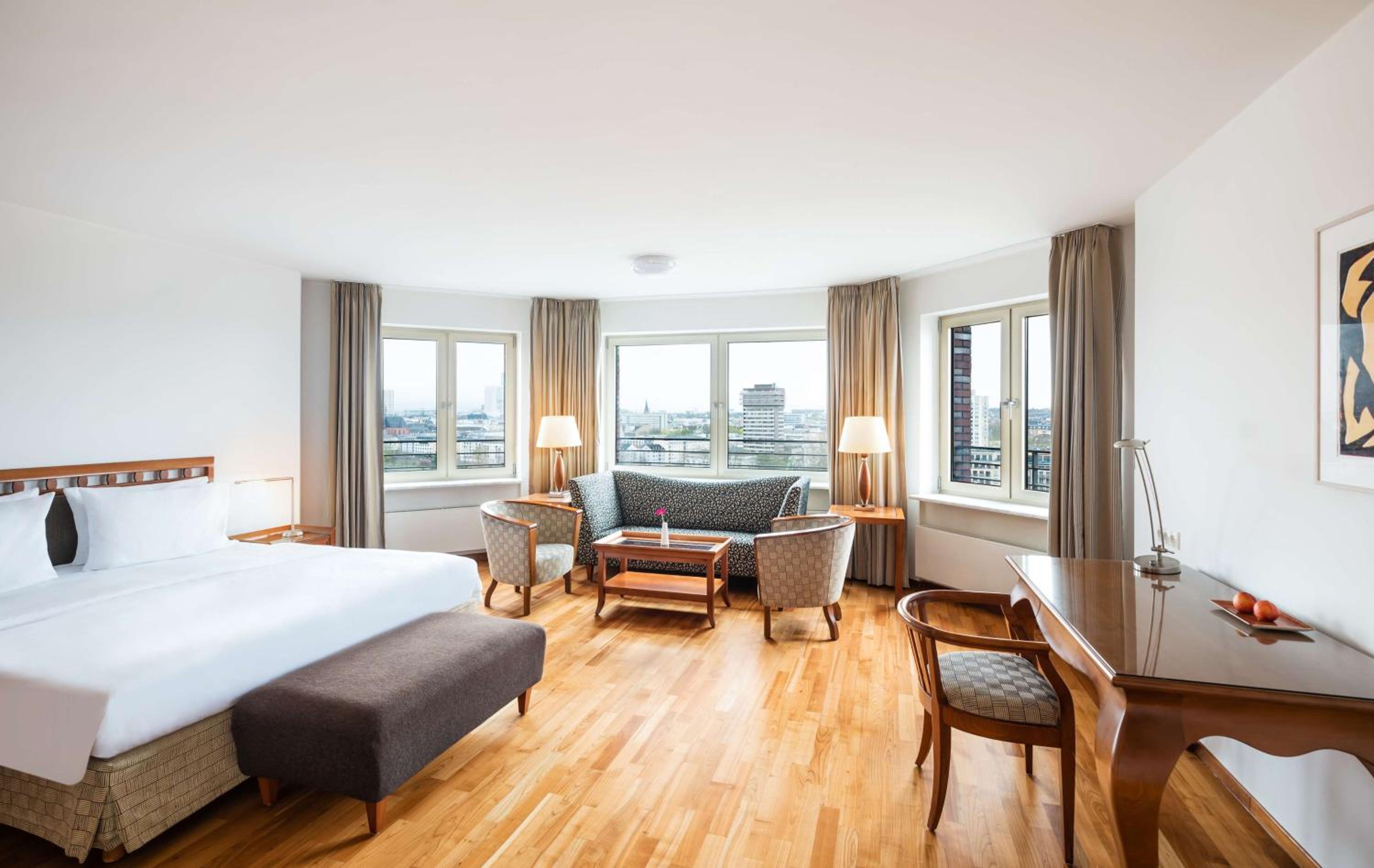 Deluxe King Room With Skyline View photo 1