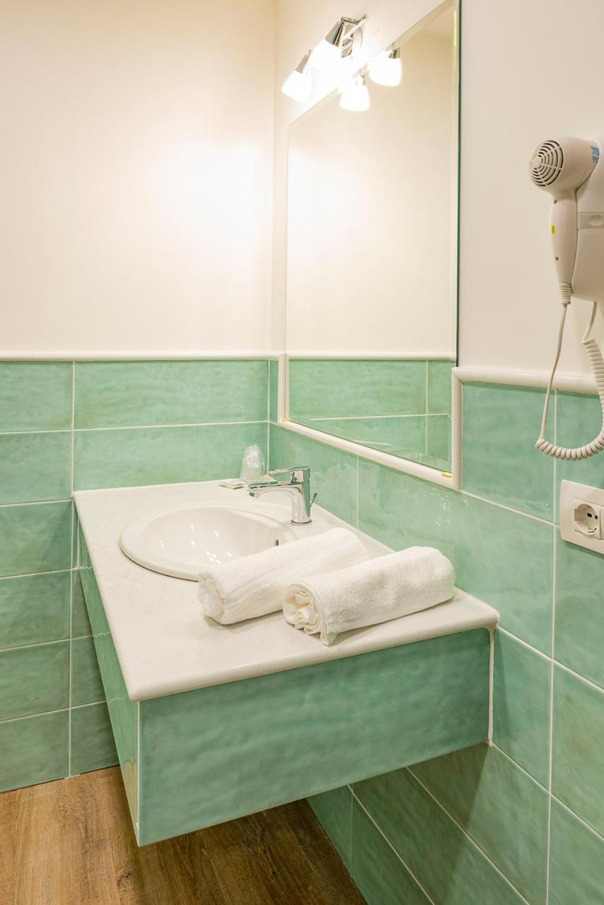 Double or Twin Room - Photo 10