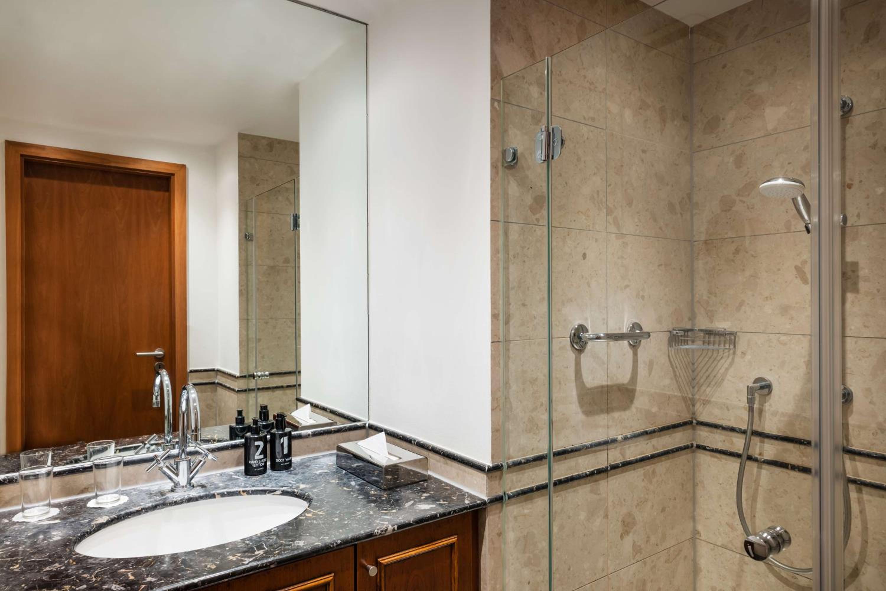 King Room With Kitchenette And Skyline View photo 3