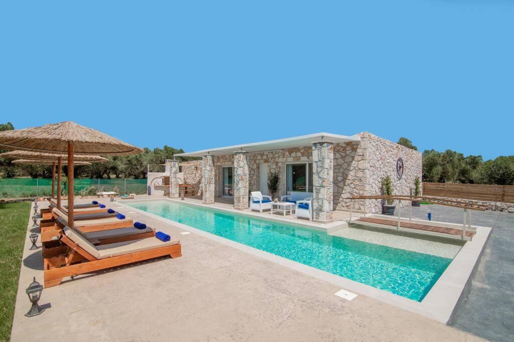 Three-Bedroom Villa photo 2
