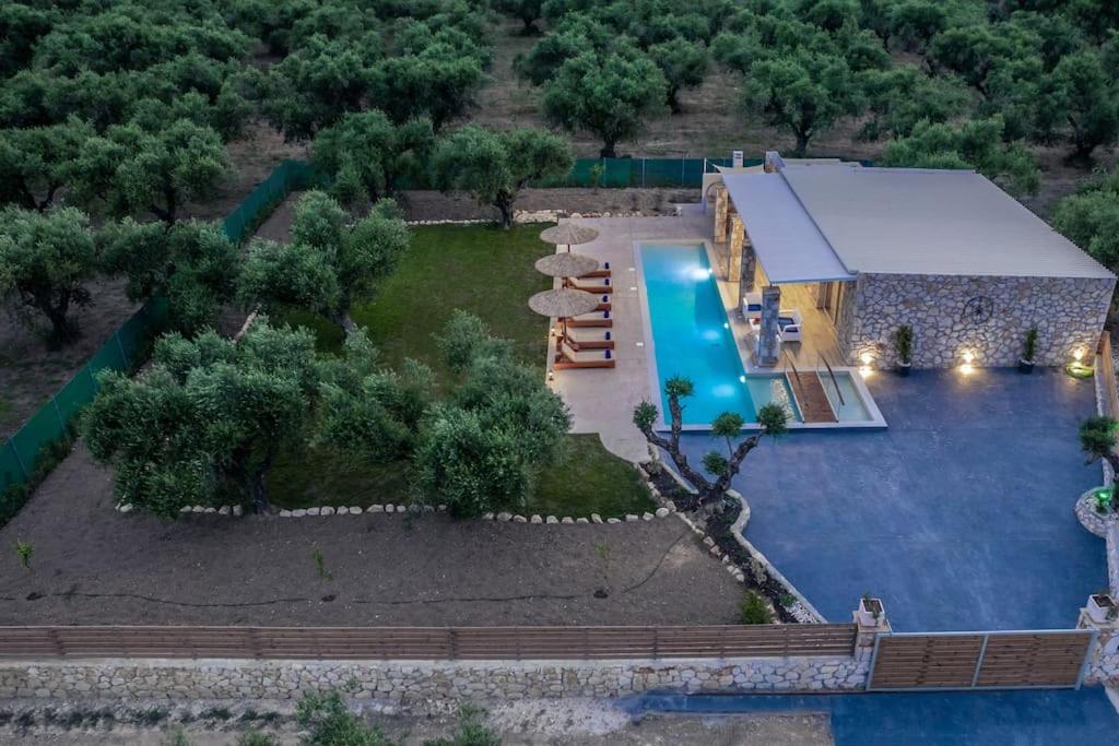 Three-Bedroom Villa photo 3