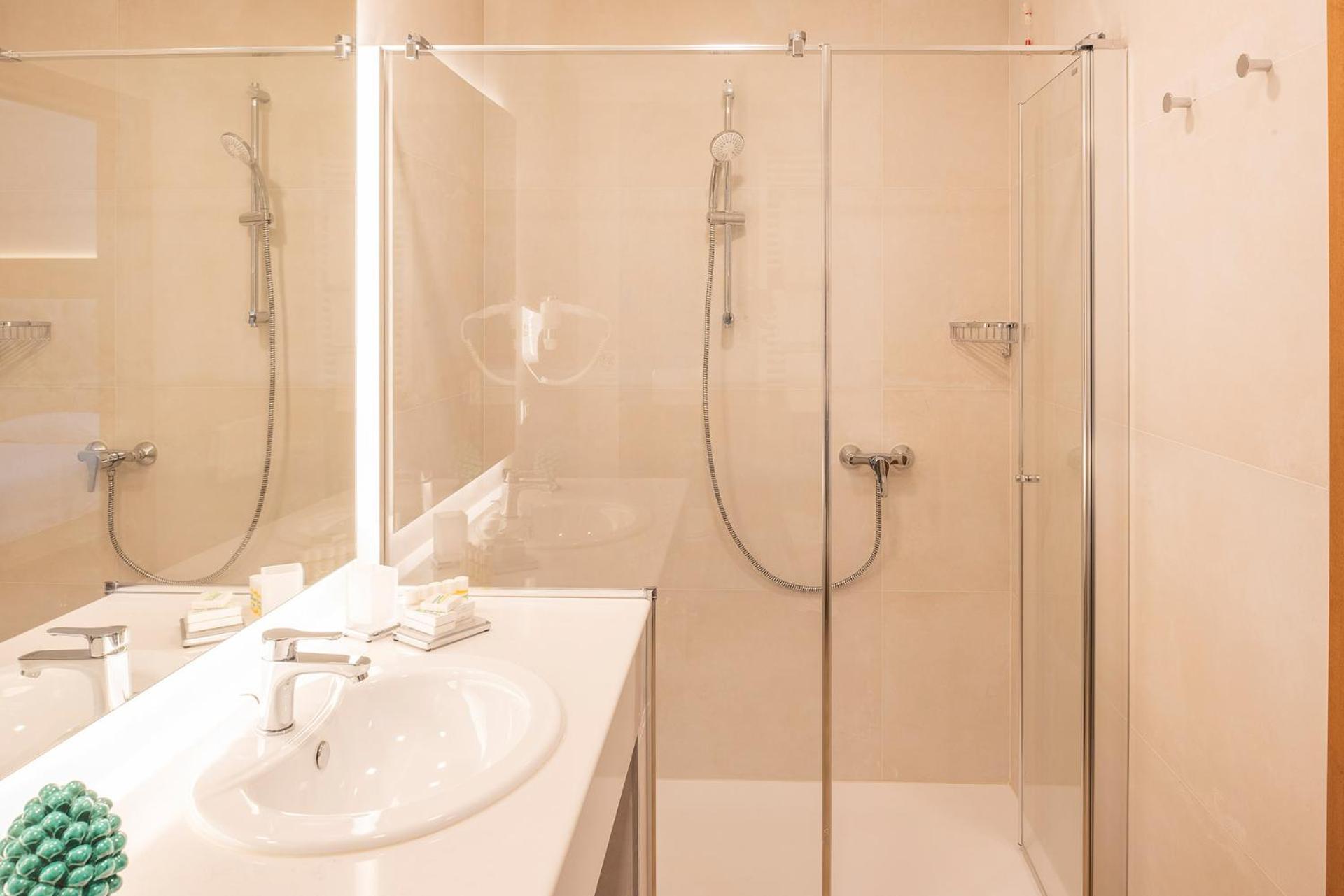 Superior Double or Twin Room - Photo 15