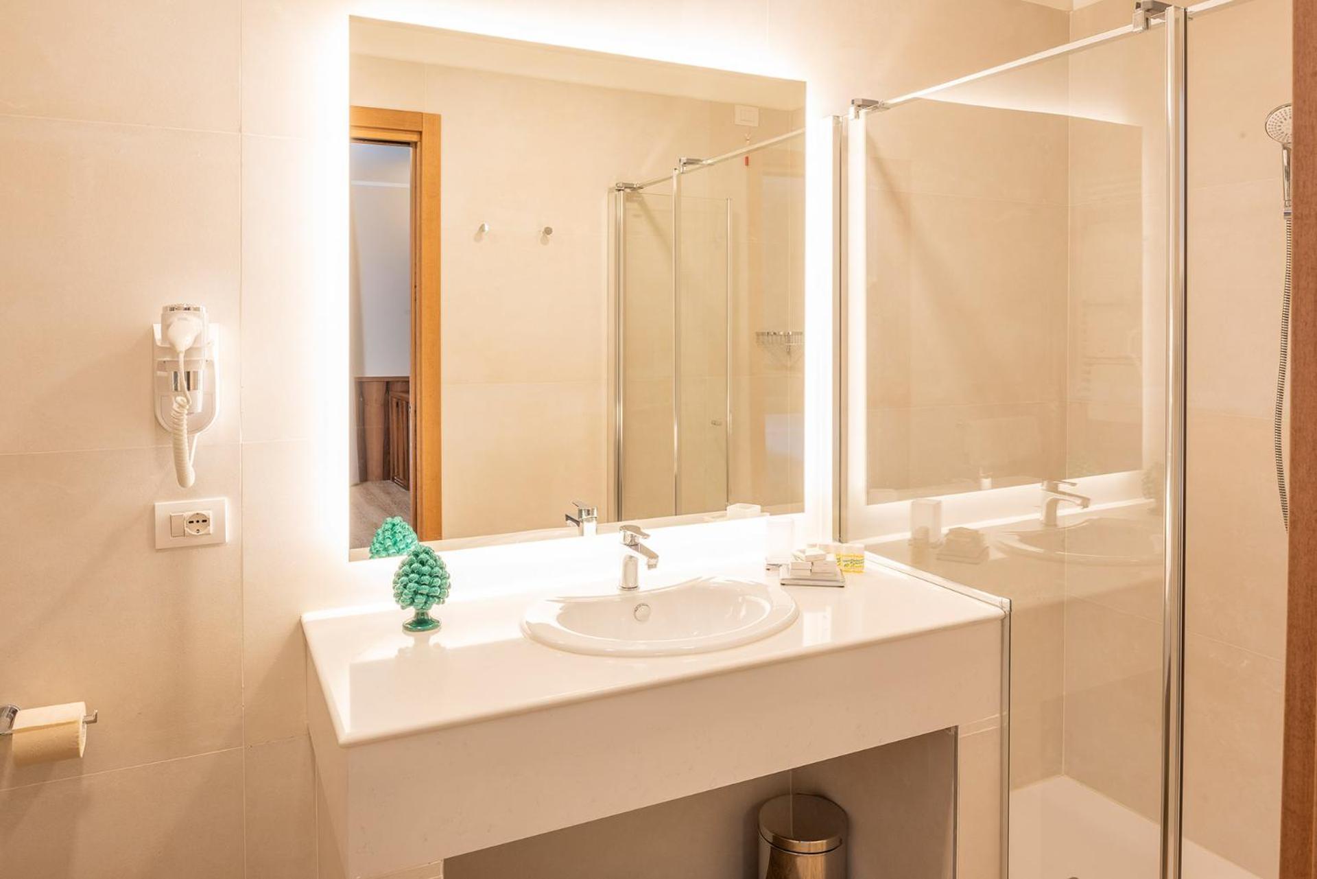 Superior Double or Twin Room - Photo 14