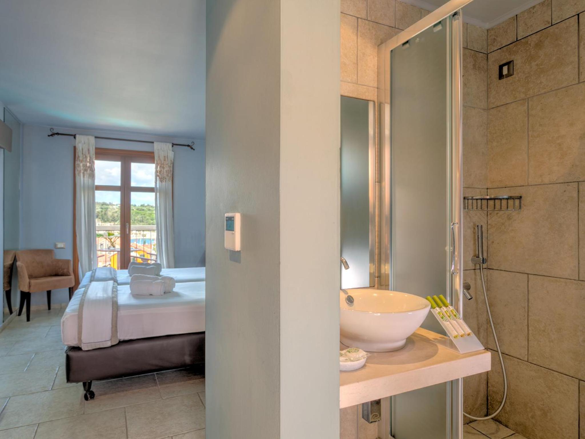 Standard Double or Twin Room with Sea View photo 3