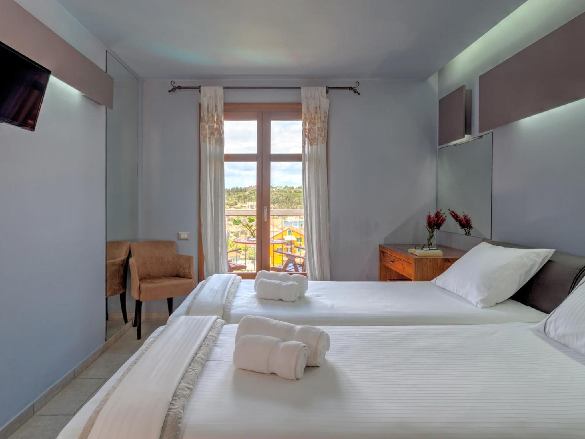 Double or Twin Room with Sea View photo 2