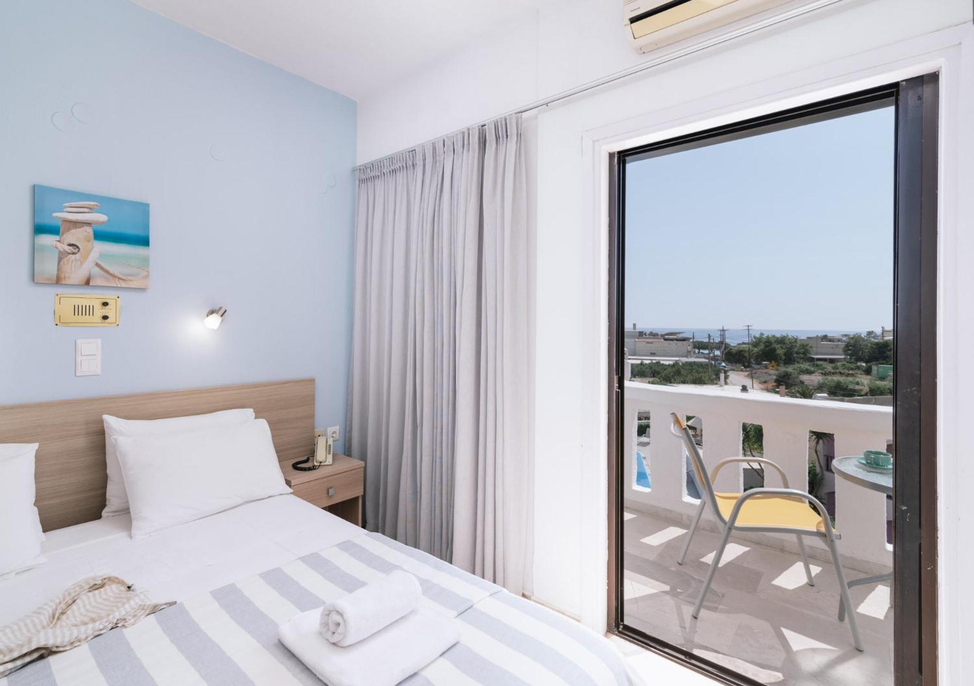 Standard Twin Room with Sea View - Photo 5