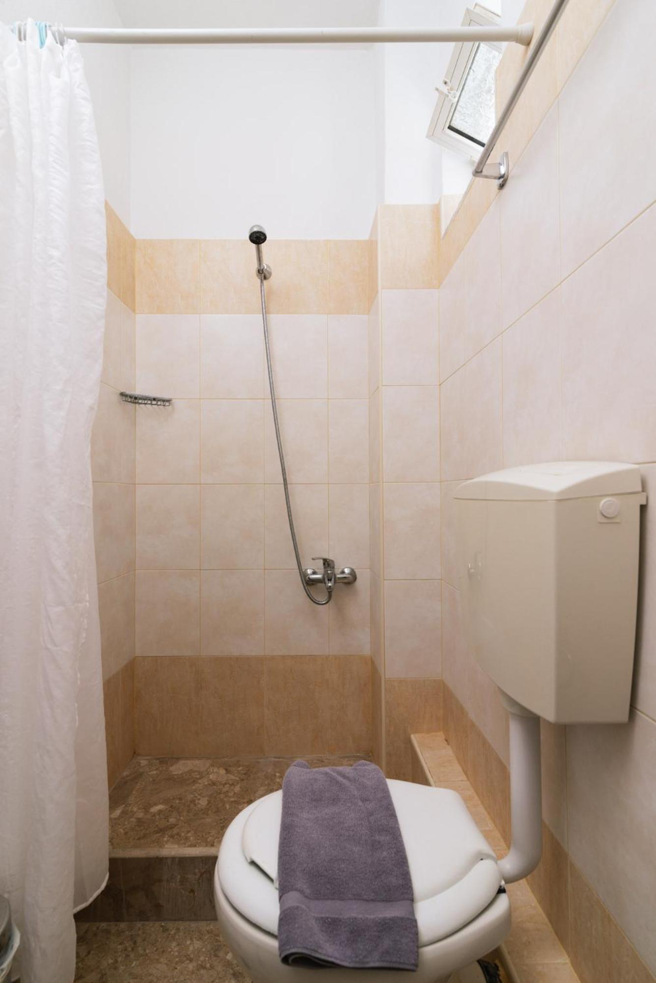 Standard Twin Room with Sea View - Photo 11