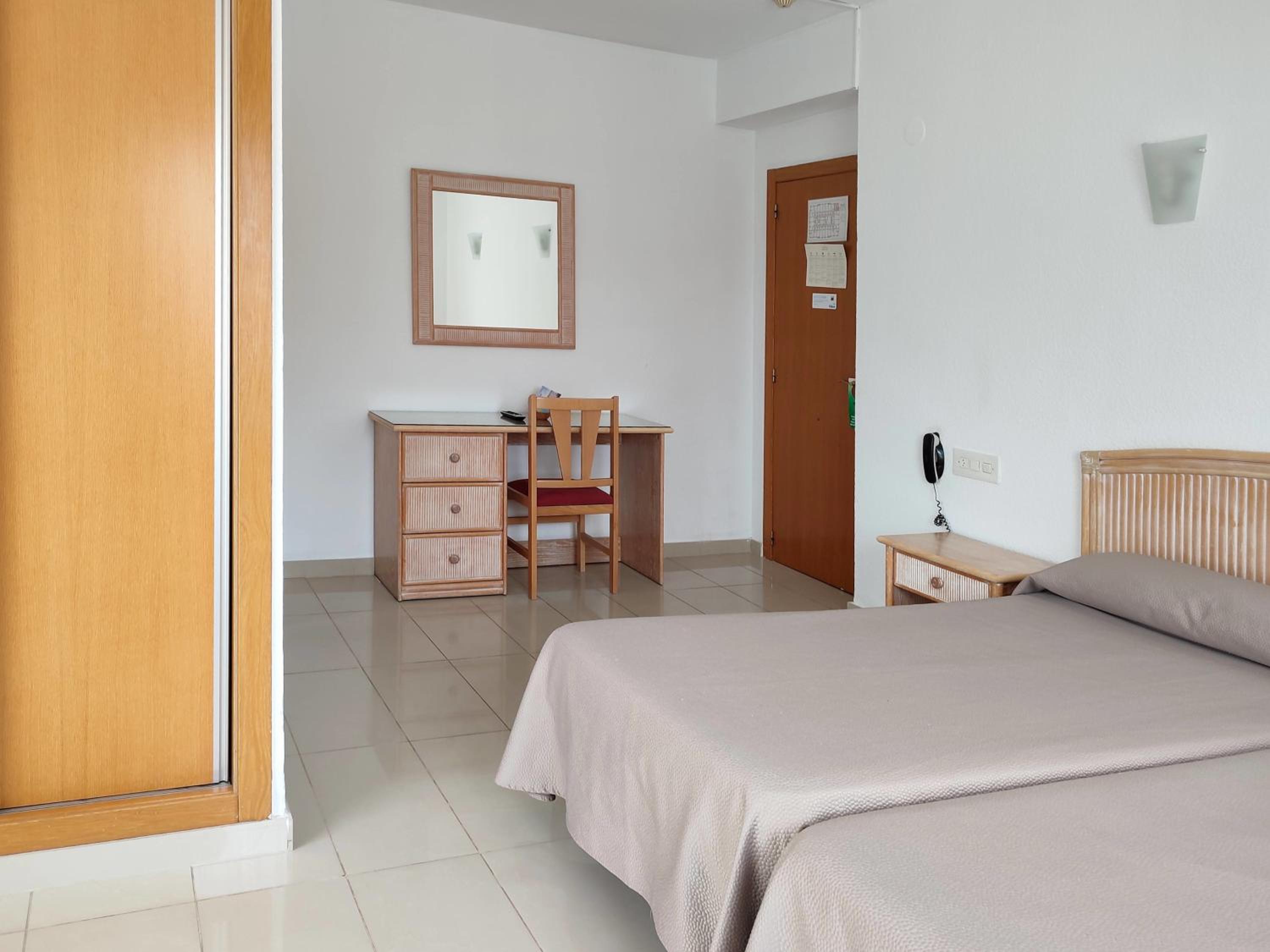 Deluxe Double Room (2 Adults + 1 Child) photo 3