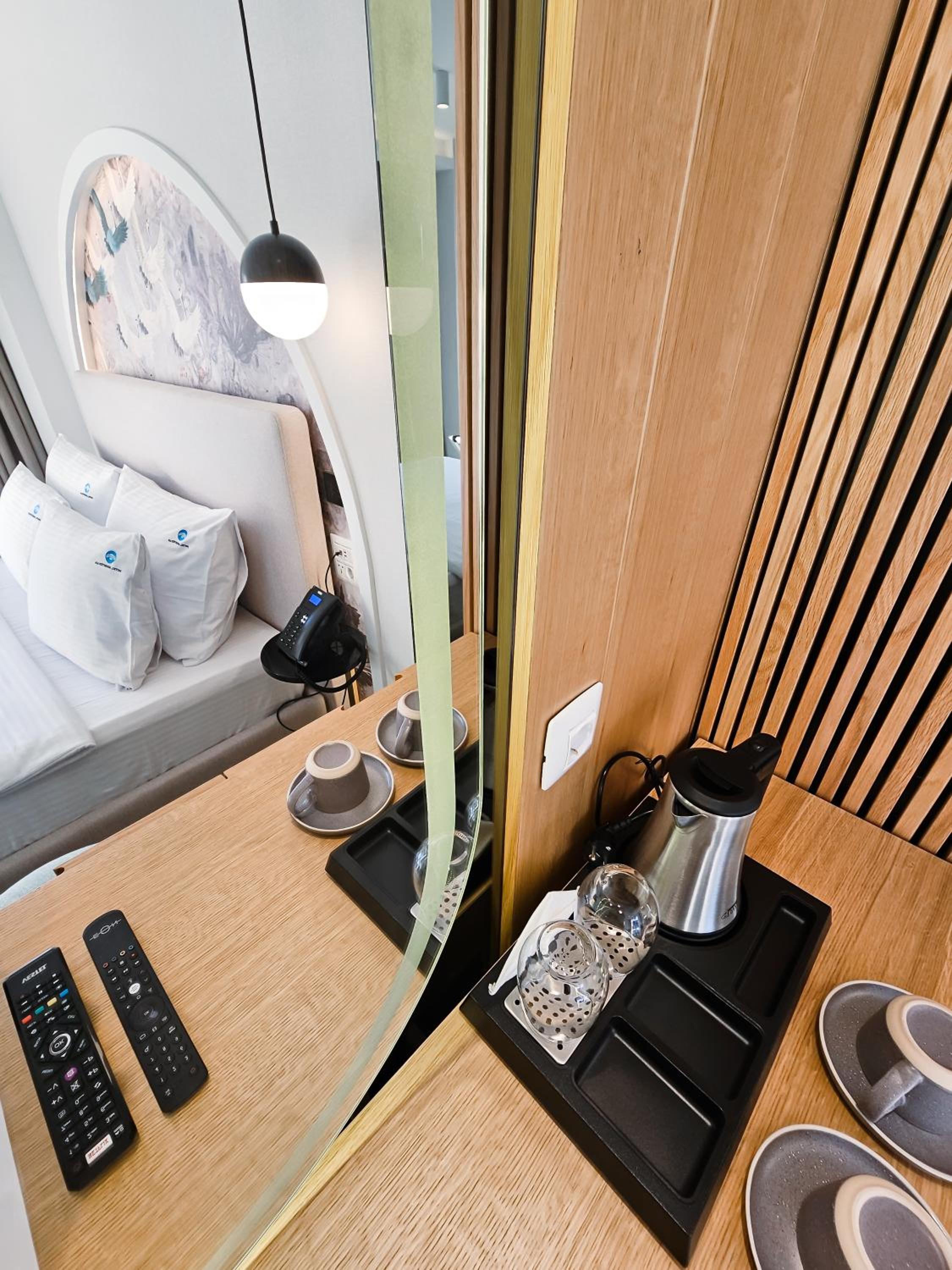 Deluxe Double Room with Balcony and Sea View - Photo 3
