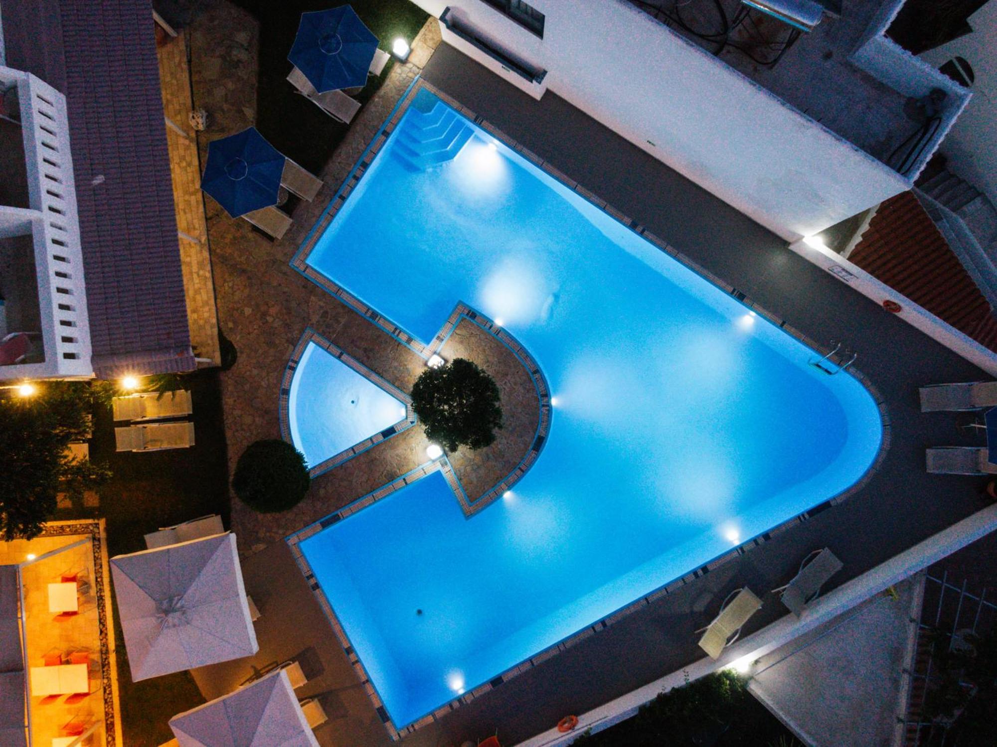 Double or Twin Room with Pool View - Photo 9