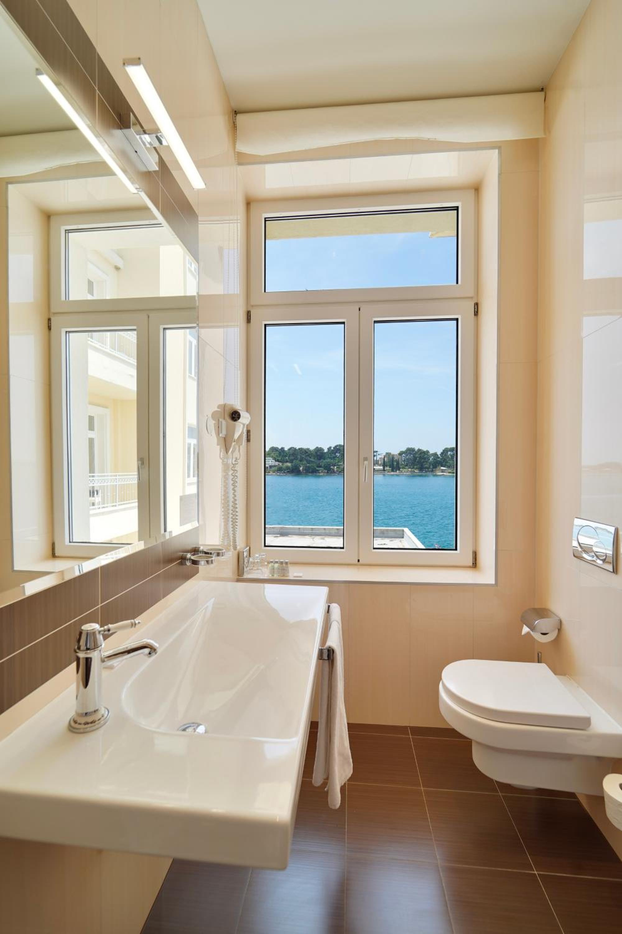 Family Suite with Balcony - Photo 8
