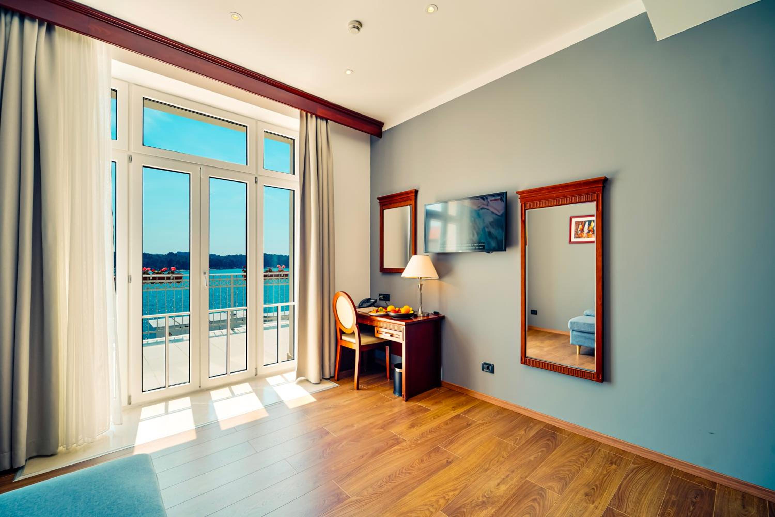 Family Suite with Balcony - Photo 9