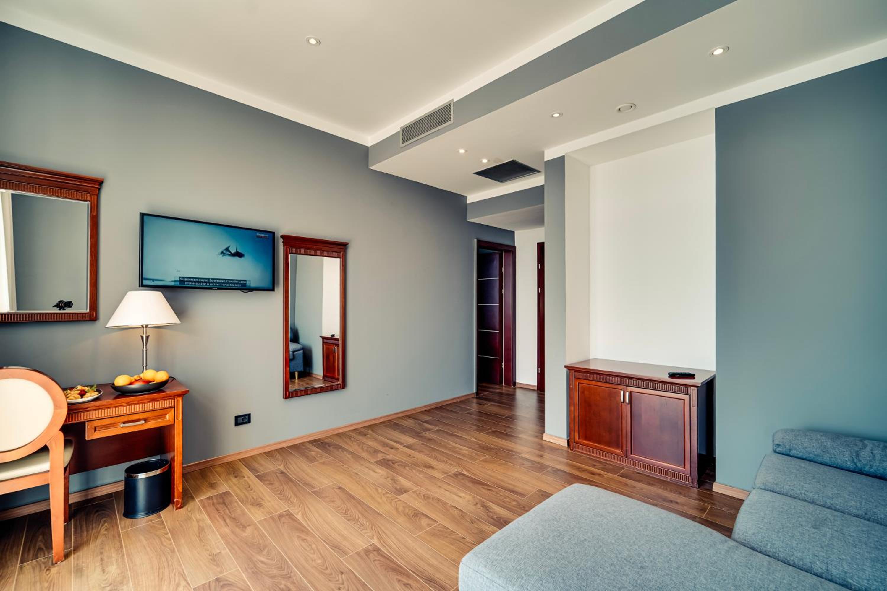 Family Suite with Balcony - Photo 10