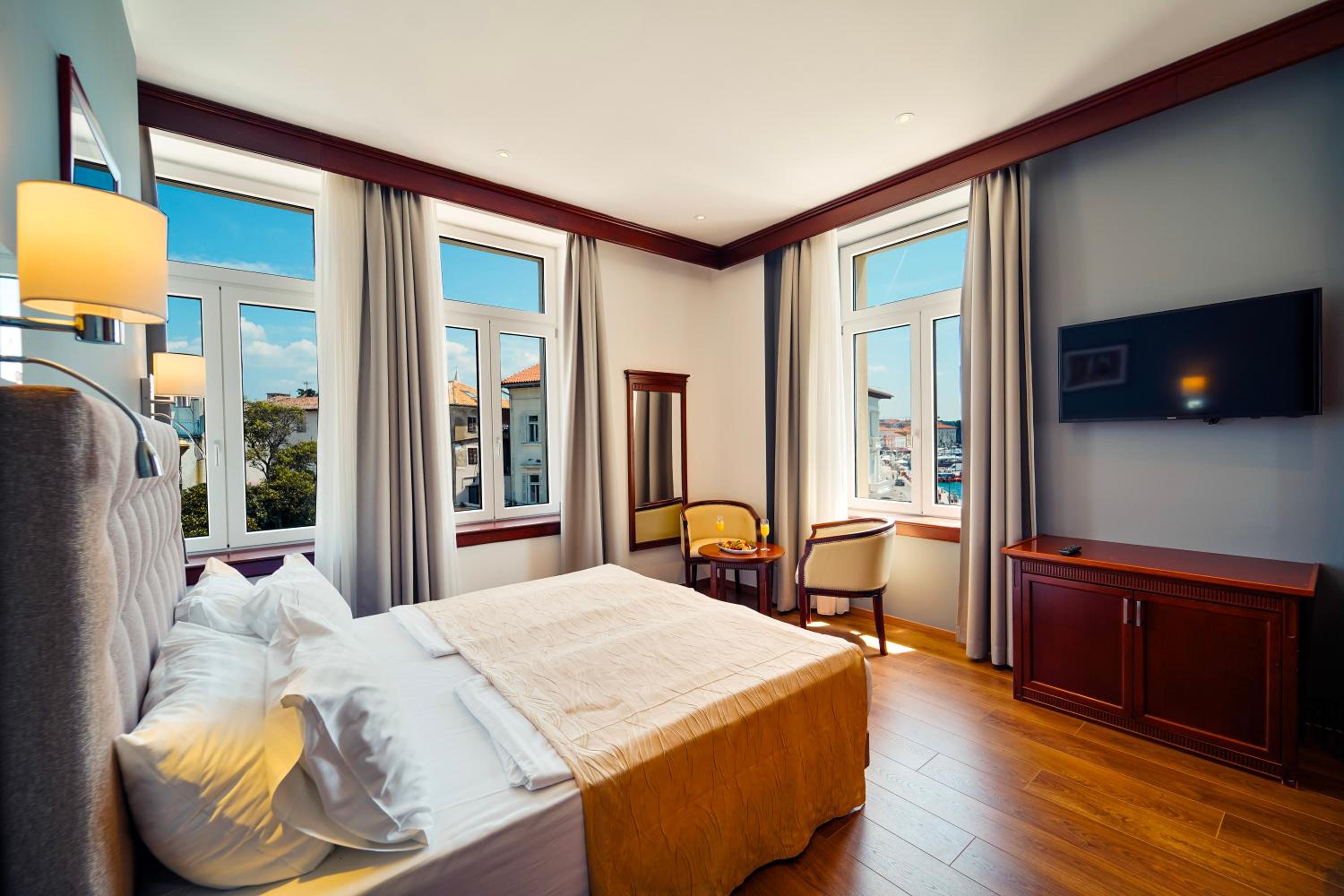 Family Suite with Balcony - Photo 2