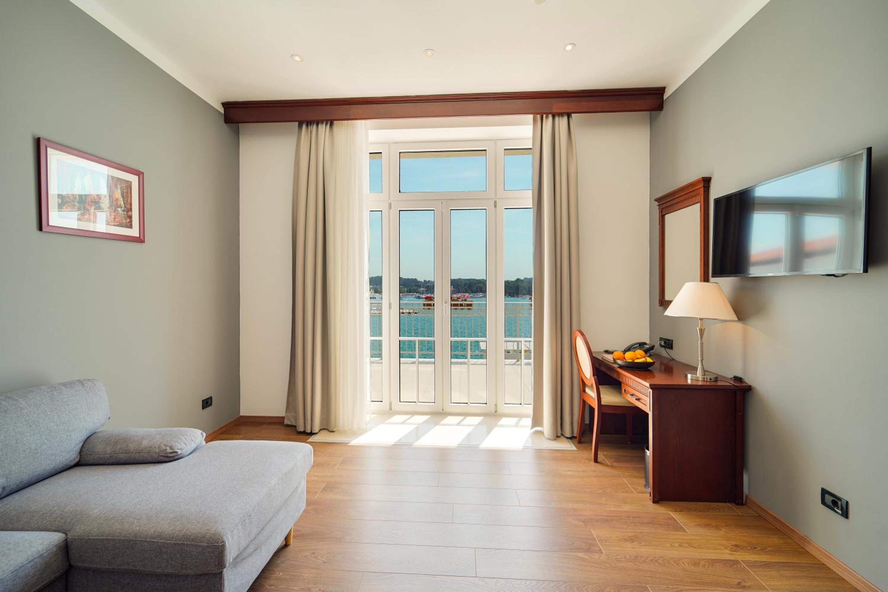 Family Suite with Balcony - Photo 5