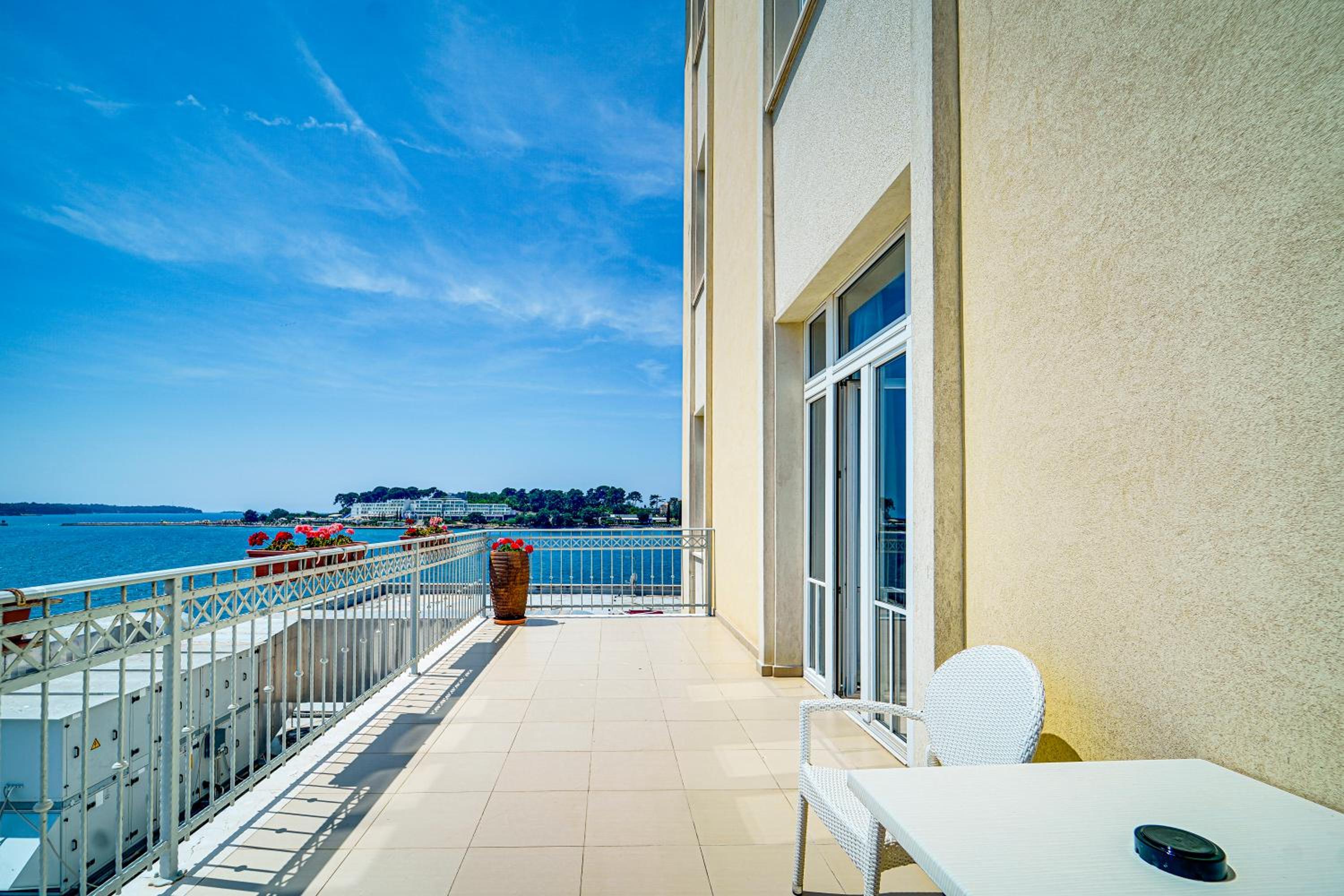 Family Suite with Balcony - Photo 3