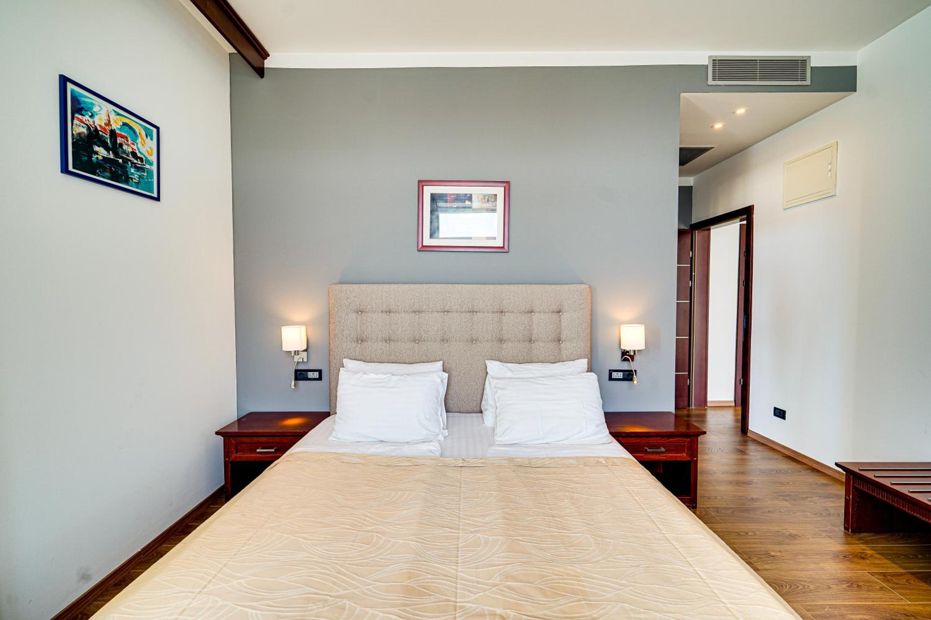 Family Suite with Balcony - Photo 4