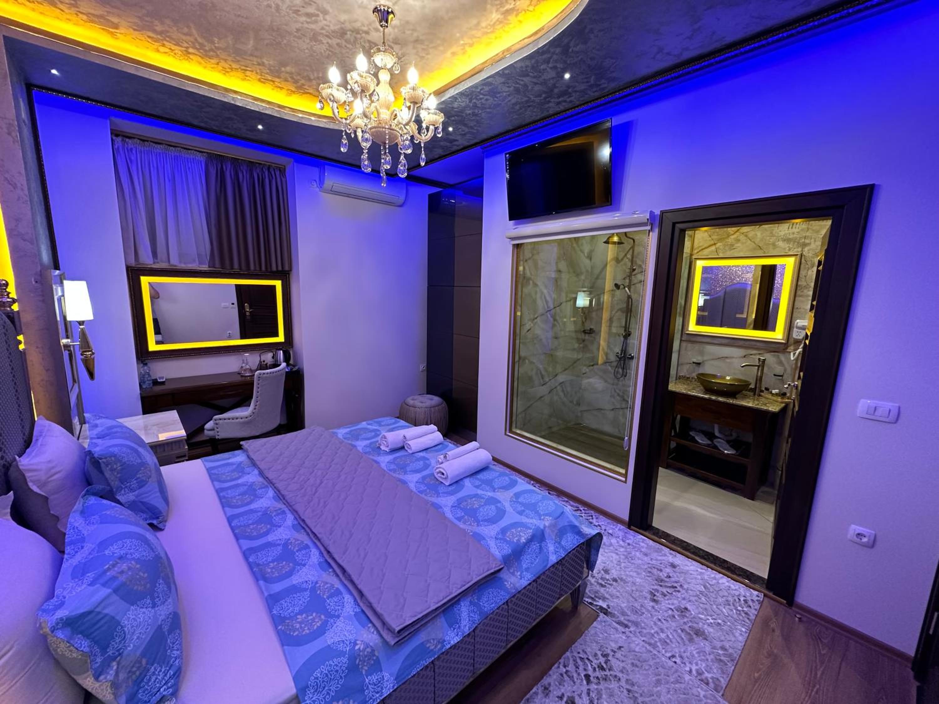 Queen Room photo 2