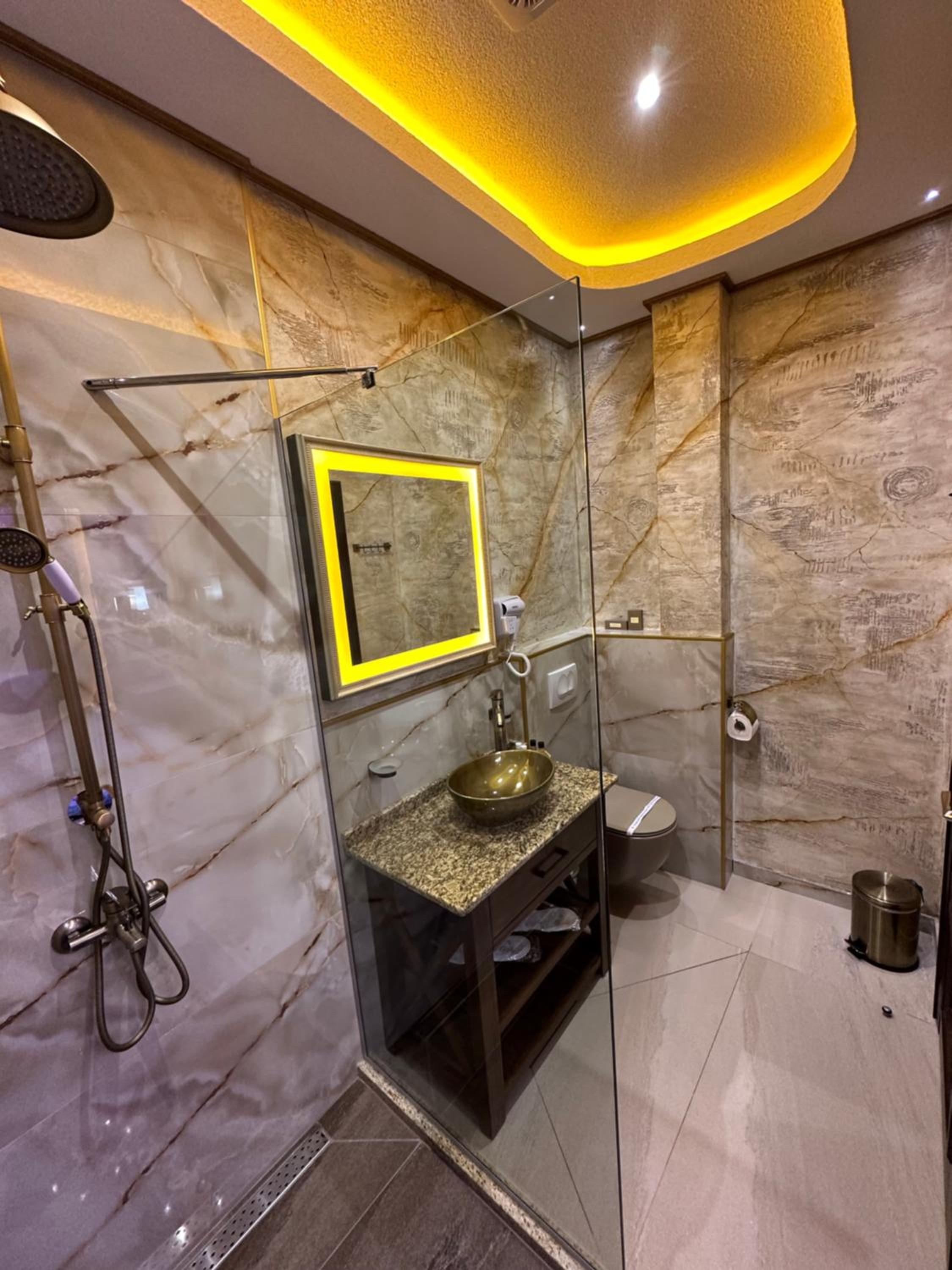 Queen Room photo 1