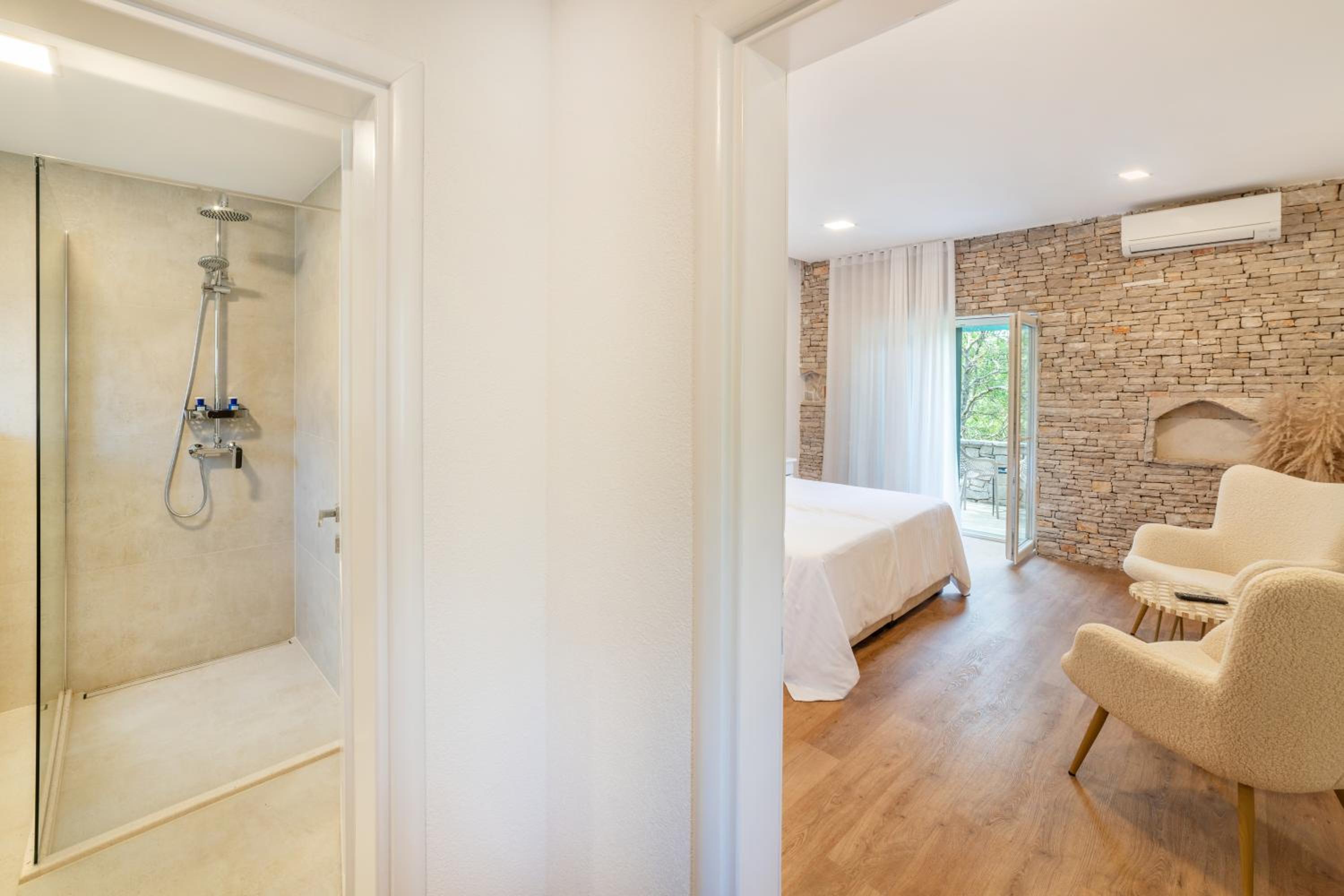 Deluxe Double Room with Balcony - Photo 7