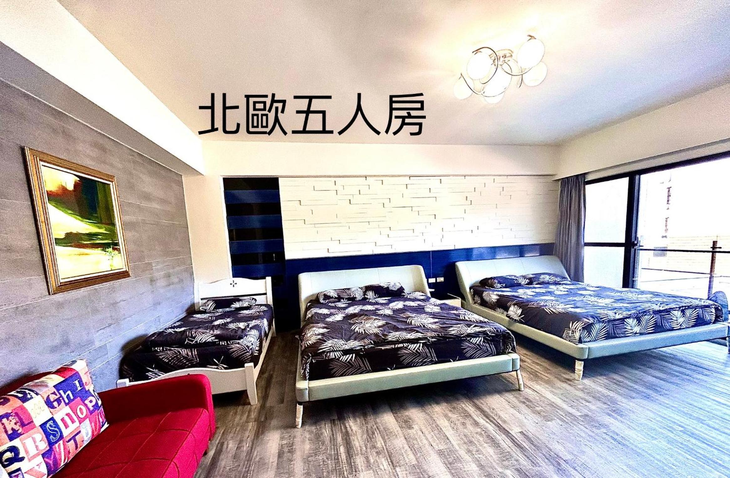 Luxurious Modern Contemporary 5 Person Room with Terrace and Extra Large Bathroom - 2 Extra Large King Beds and 1 single Bed photo 3