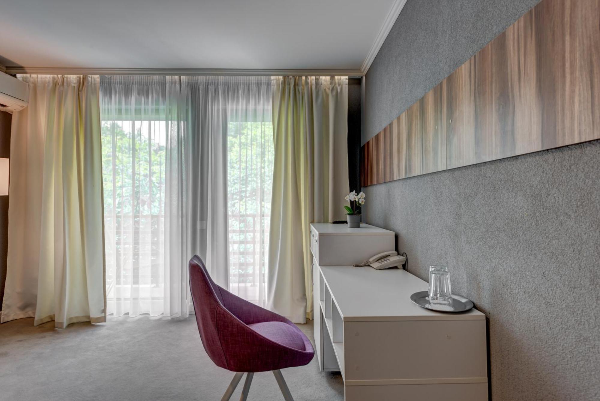 Deluxe Double Room with Balcony - Photo 5