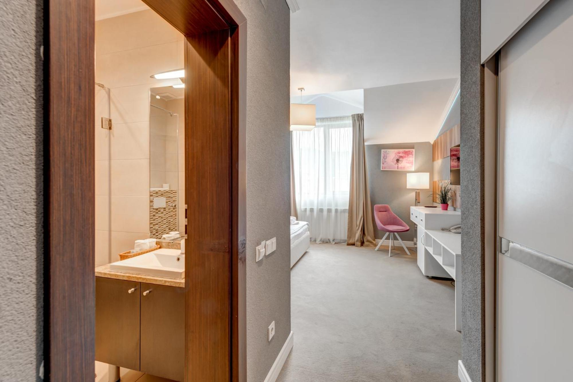 Large Double Room - Photo 1