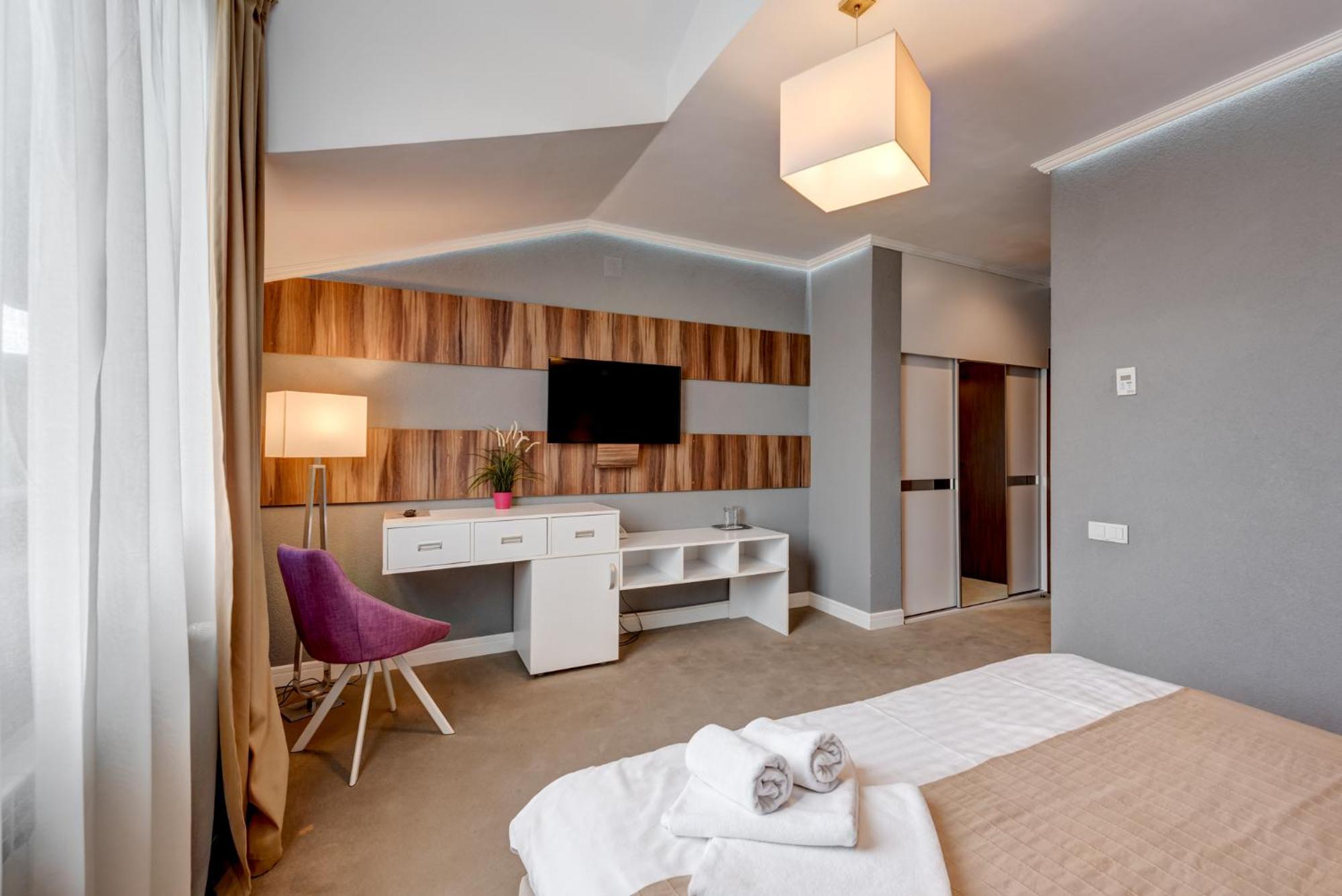 Large Double Room - Photo 6