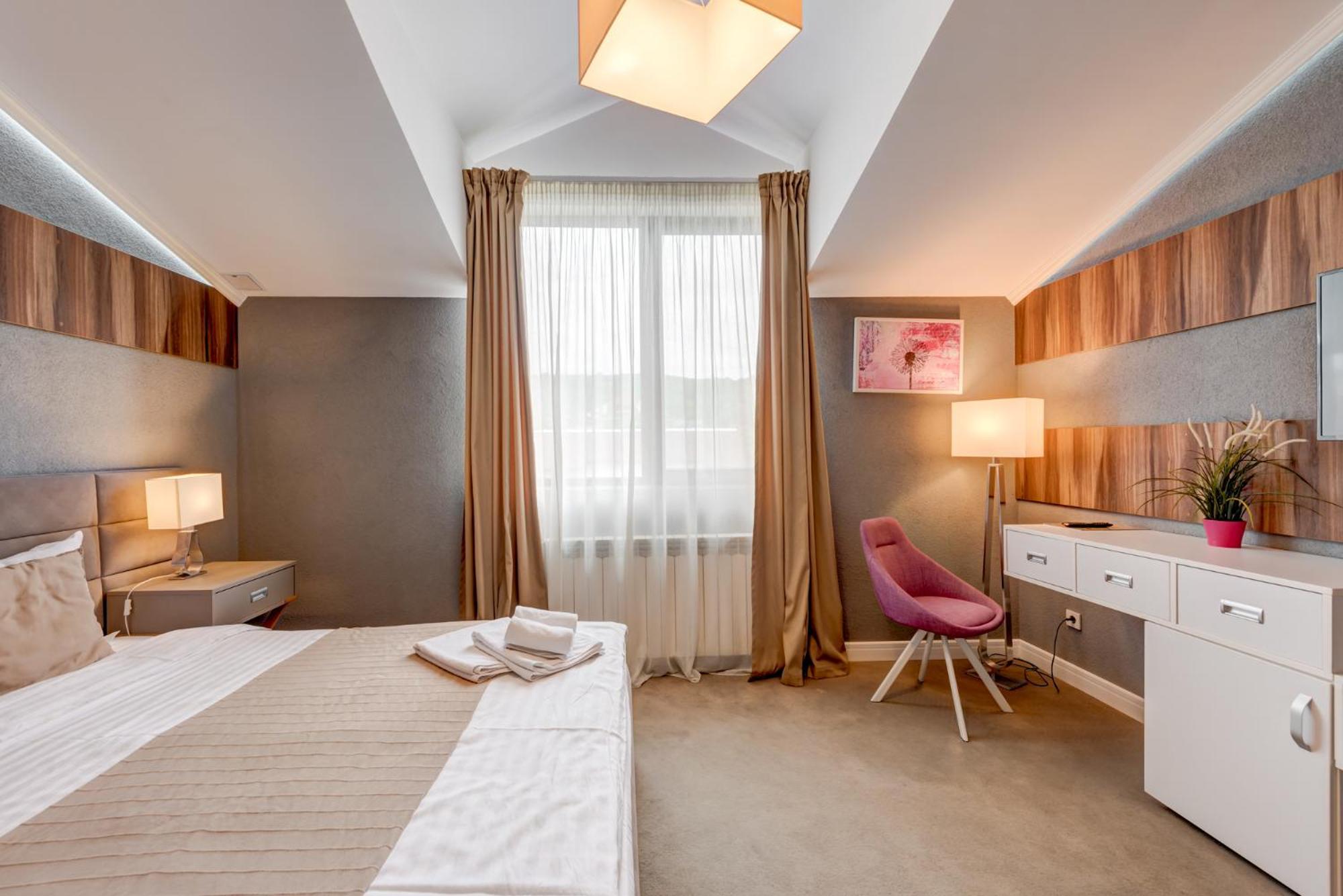 Large Double Room - Photo 7