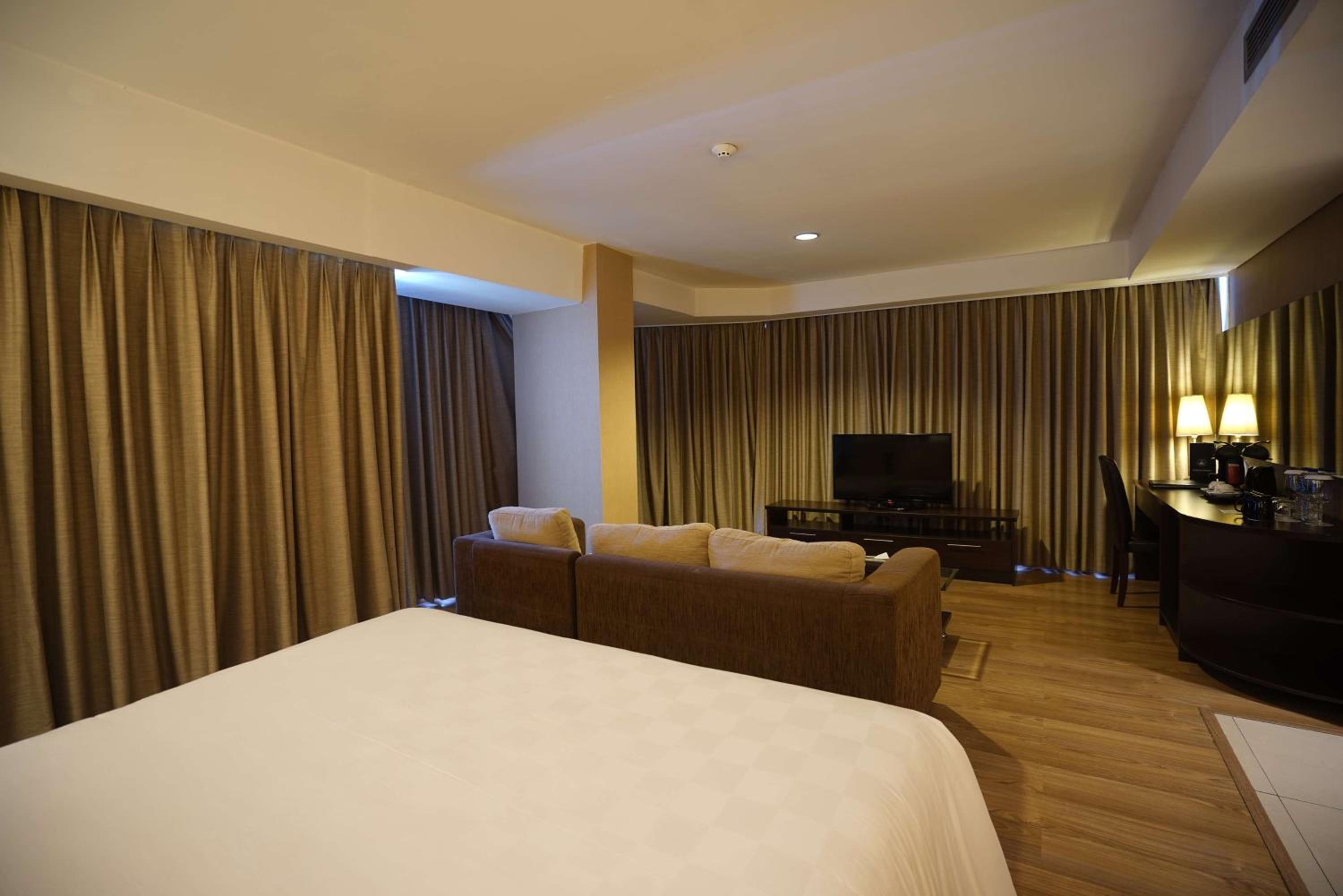 Double Suite - Corner Room/Non-Smoking photo 2