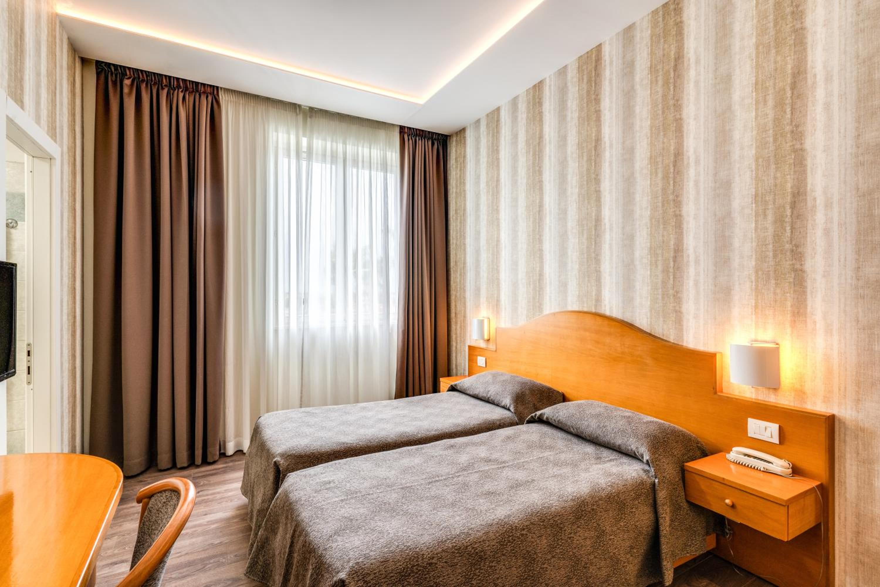 Standard Double or Twin Room - Photo 3