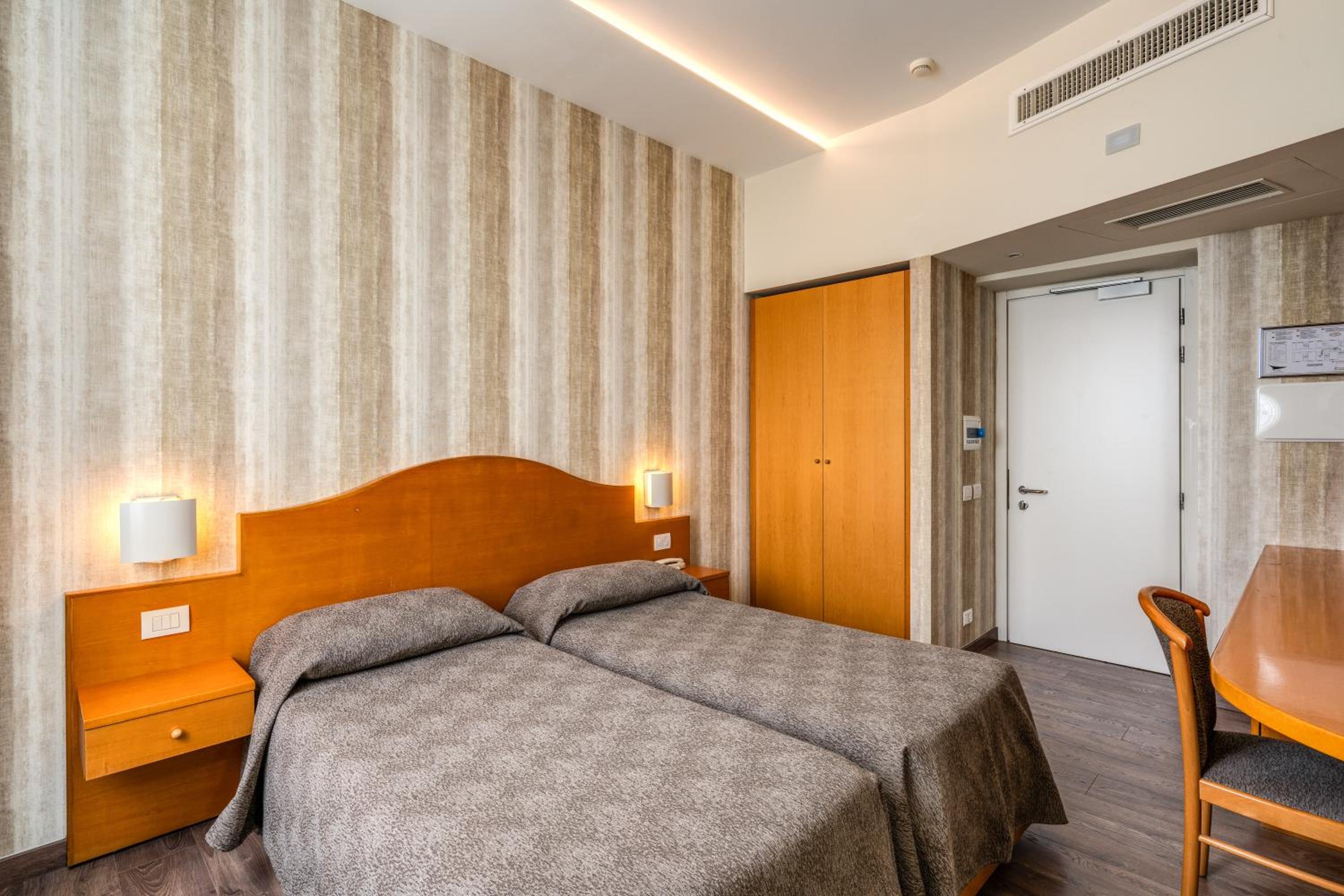 Standard Double or Twin Room - Photo 7