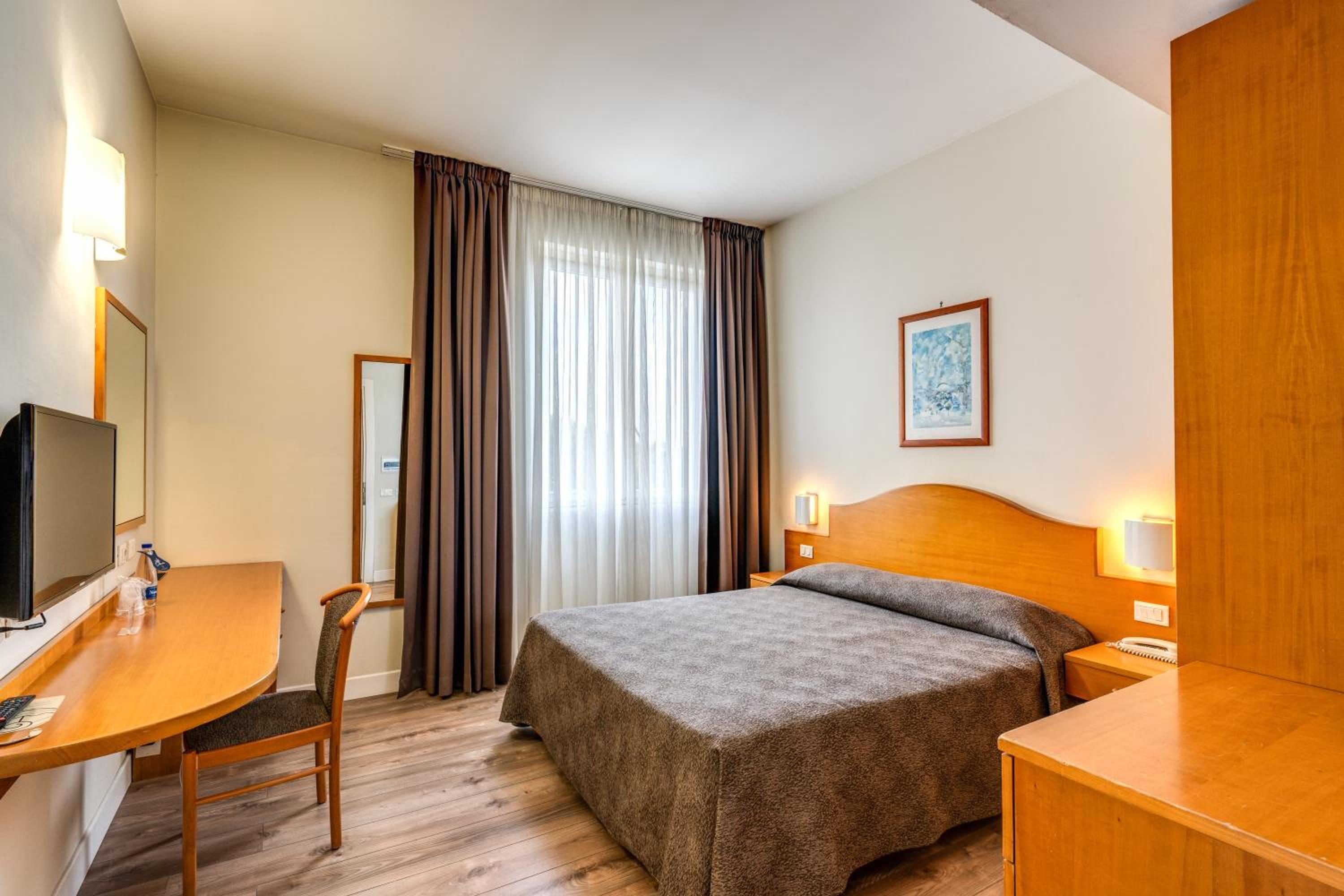 Standard Double or Twin Room - Photo 1