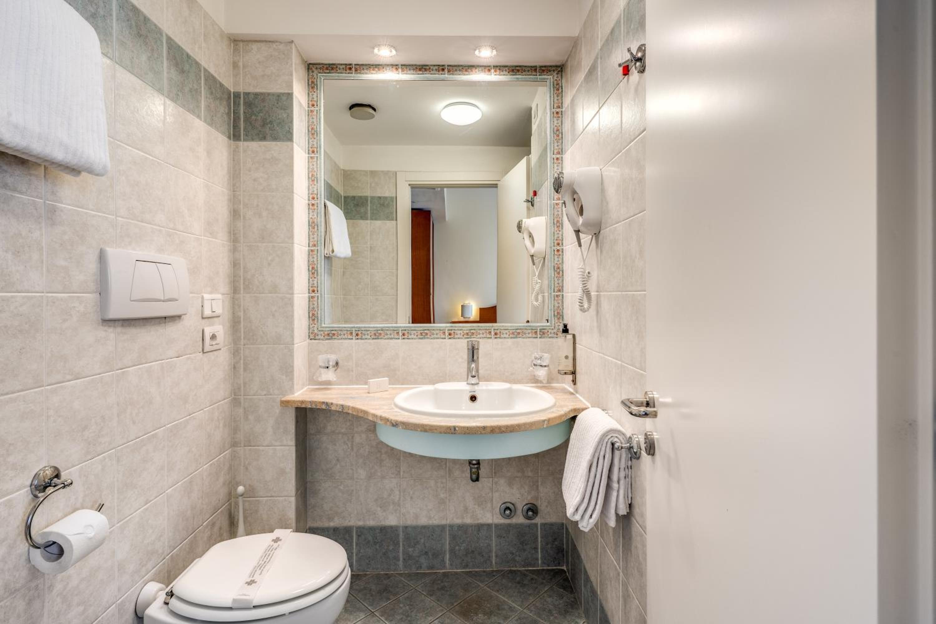 Standard Double or Twin Room - Photo 6