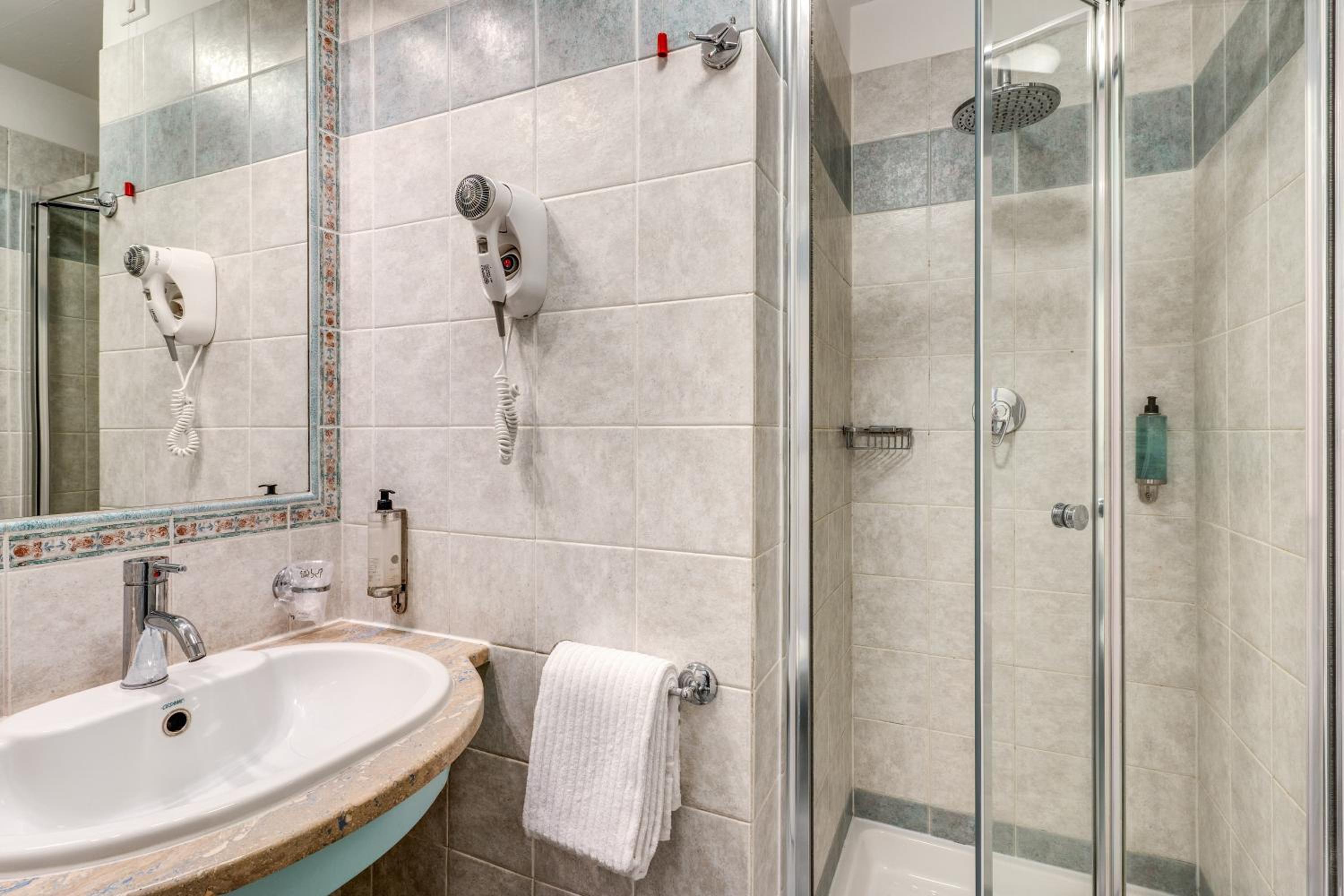 Standard Double or Twin Room - Photo 4