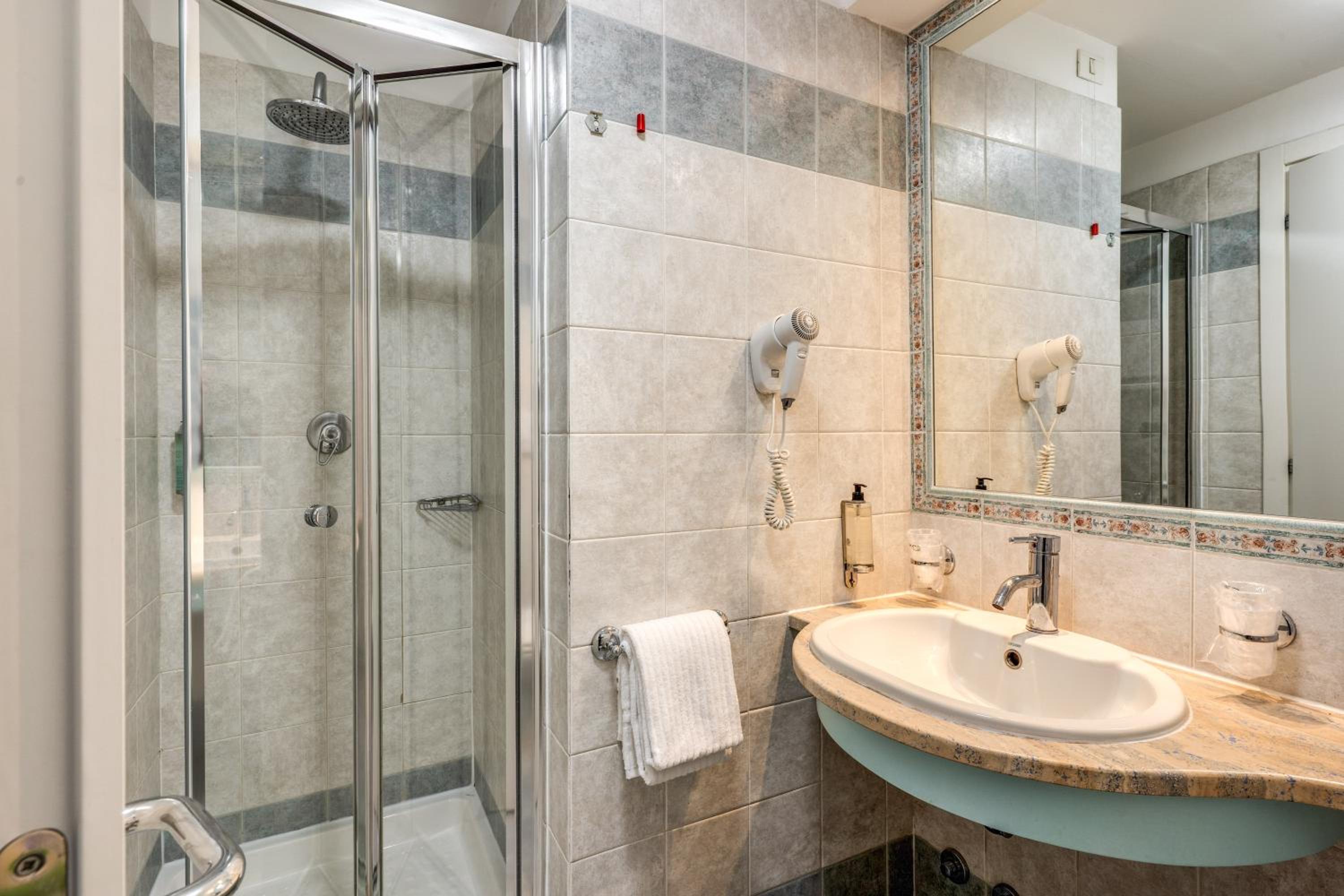 Standard Double or Twin Room - Photo 5
