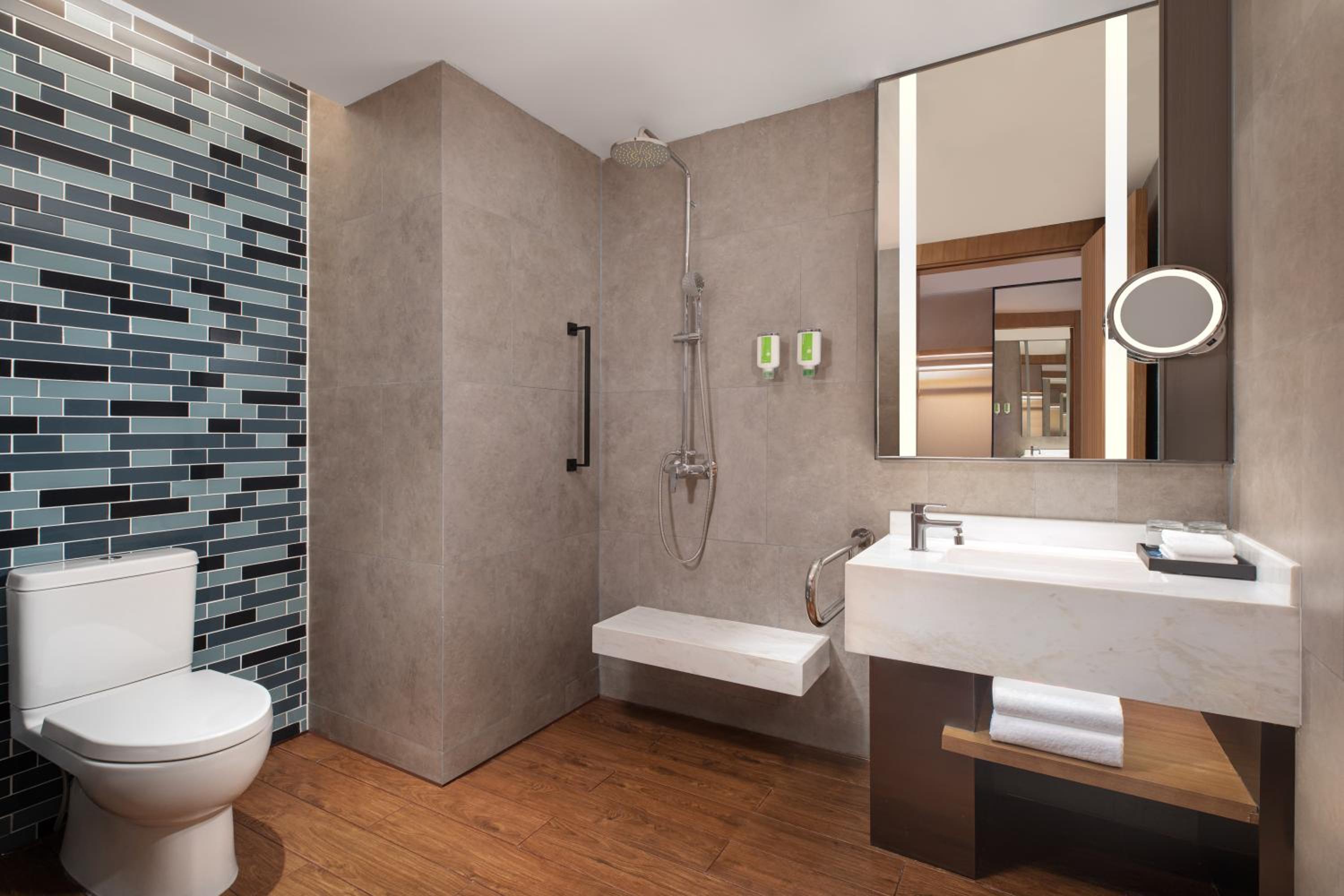 Standard King Room with City View - Photo 5