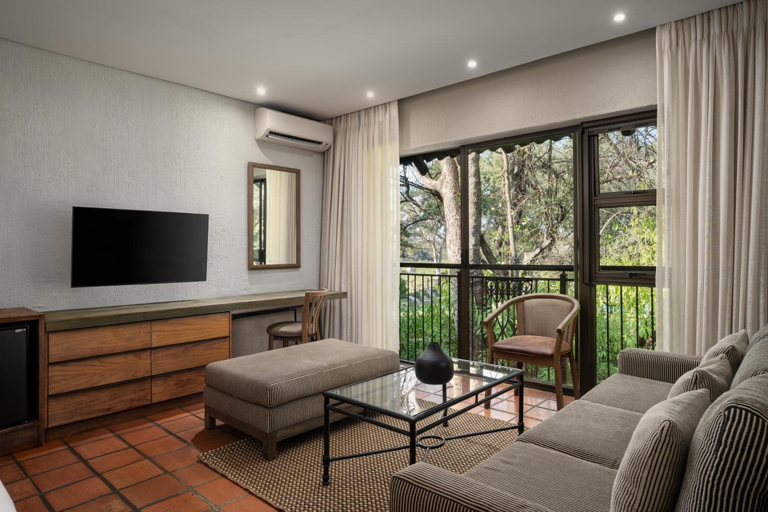 Kruger Deluxe King Room - Photo 4