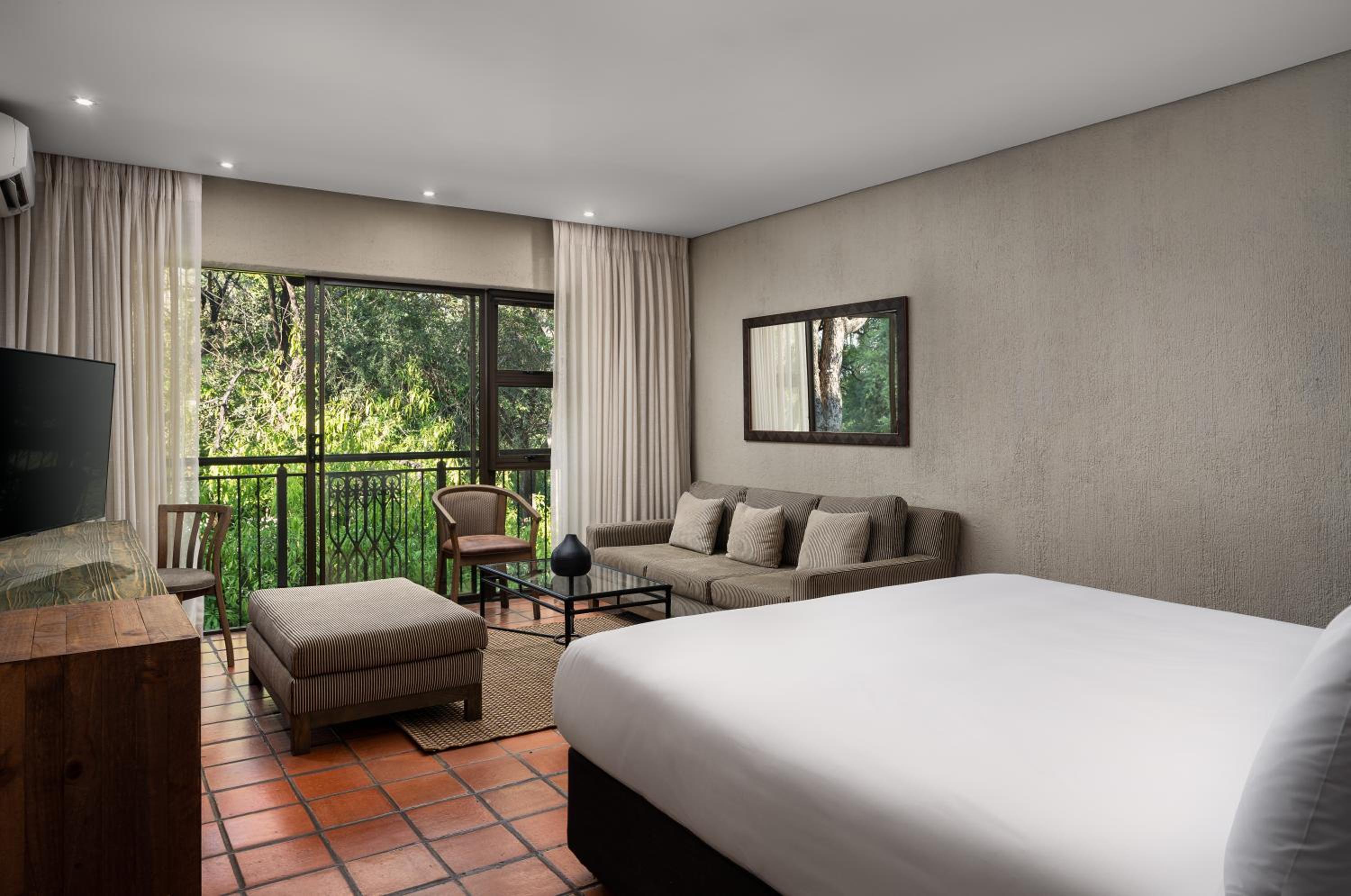 Kruger Deluxe King Room - Photo 5