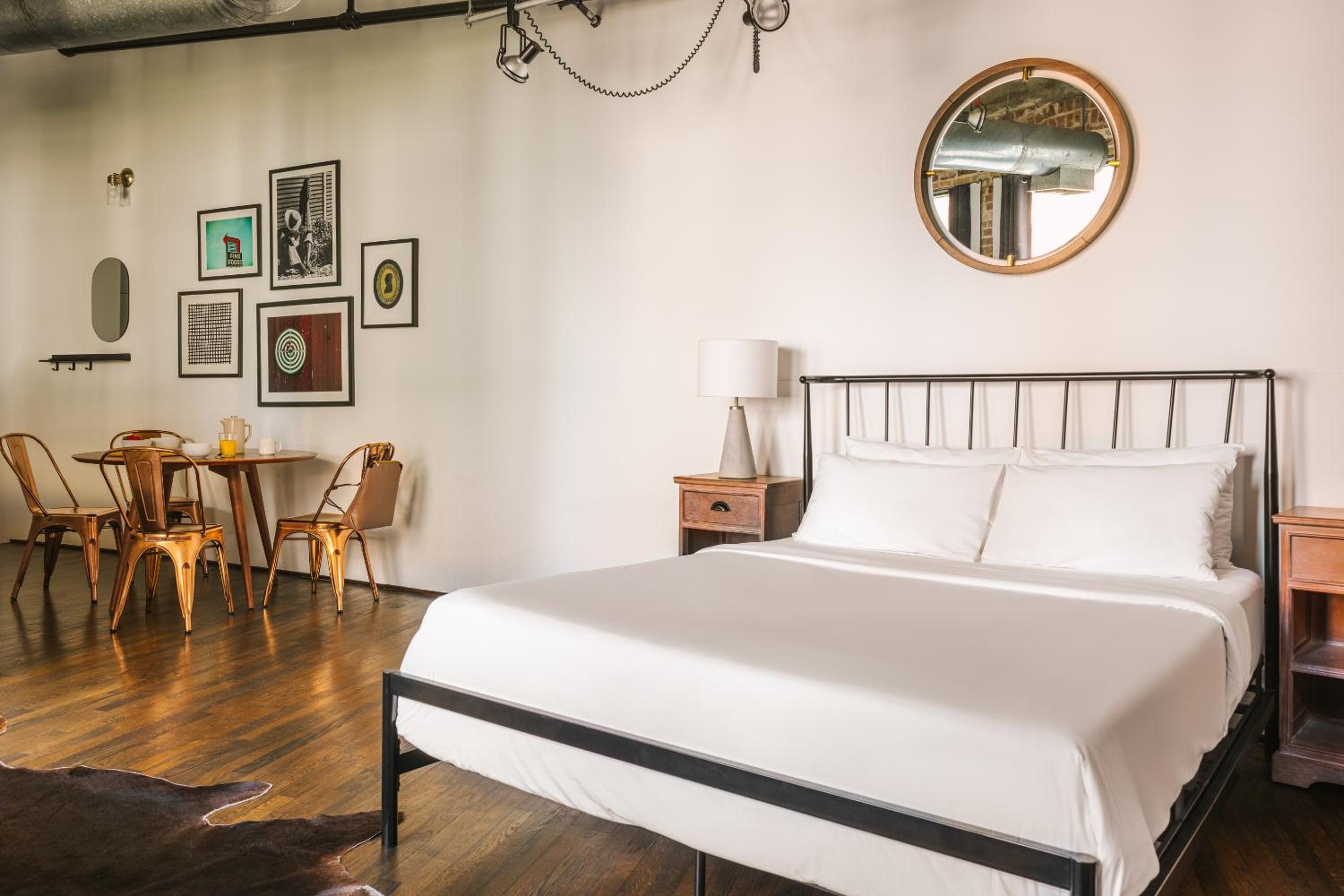 Studio Apartment with One Queen Bed - Photo 3
