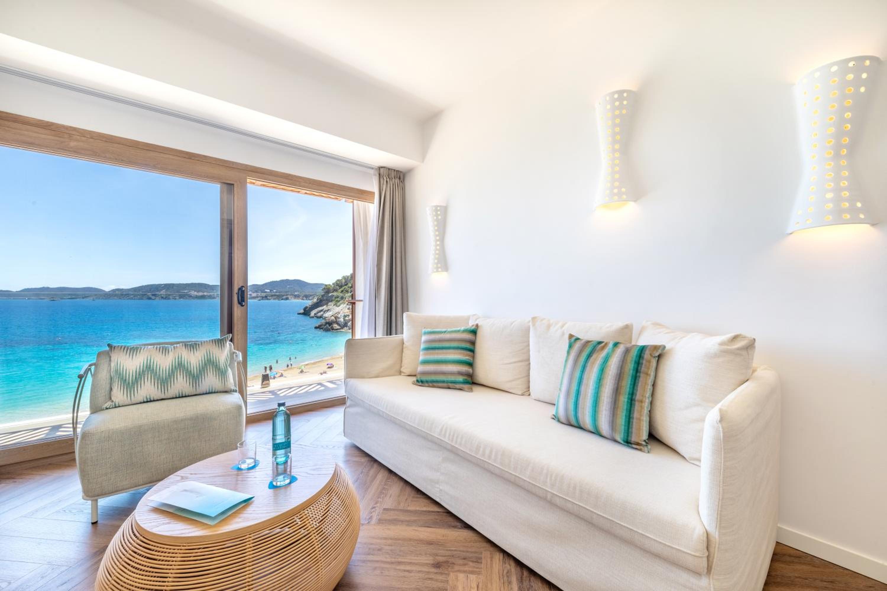 Junior Suite with Sea View (2 Adults + 1 Child) - Photo 3