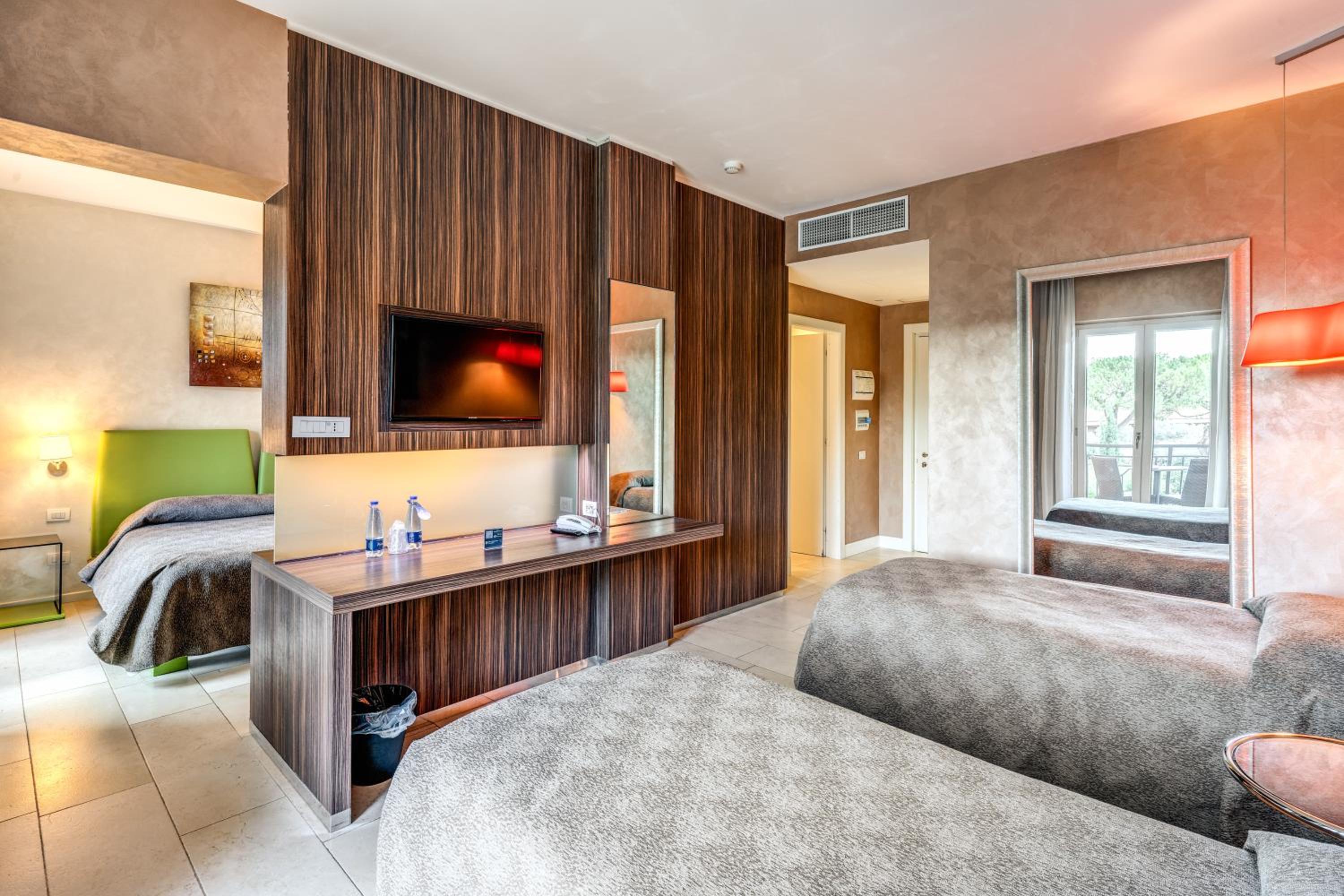 Family Suite with Balcony photo 2