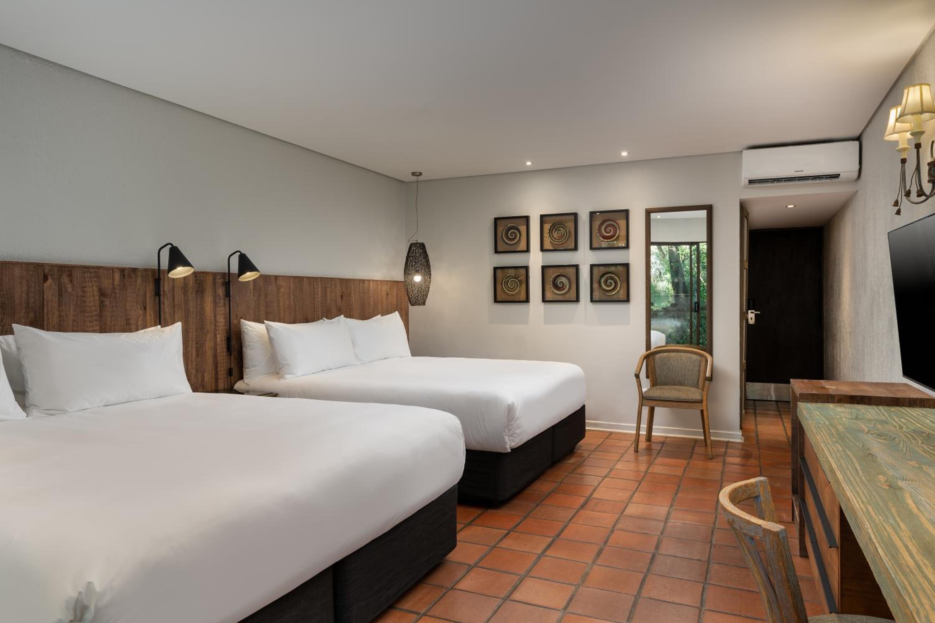 Kruger Deluxe Family Room - 2 King Beds - Photo 2