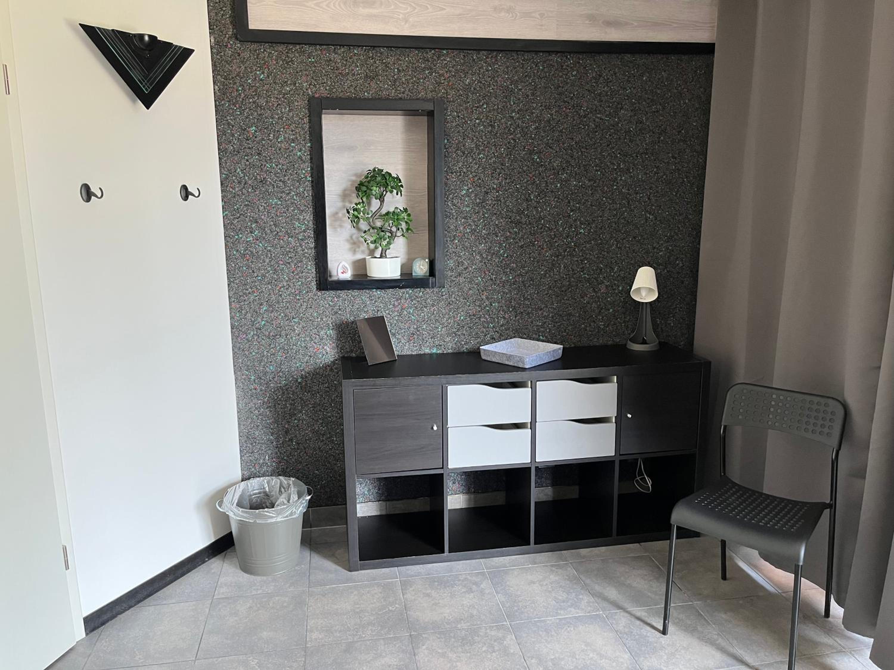Family Room with Shared Bathroom photo 2